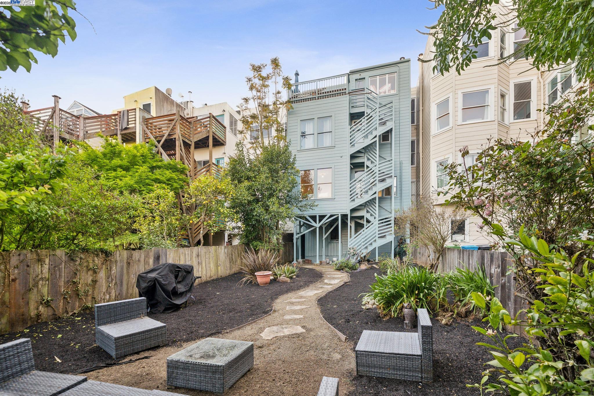 Detail Gallery Image 4 of 33 For 67 Walter St, San Francisco,  CA 94114 - 3 Beds | 1 Baths