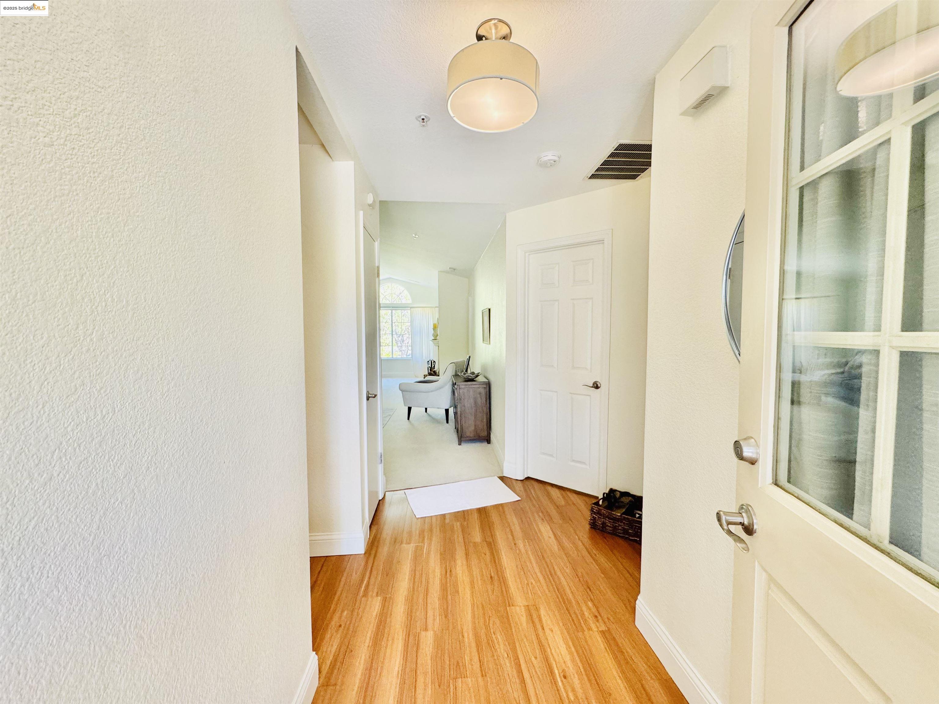 Detail Gallery Image 3 of 17 For 61 Bridle Path Ln, Novato,  CA 94945 - 2 Beds | 2 Baths