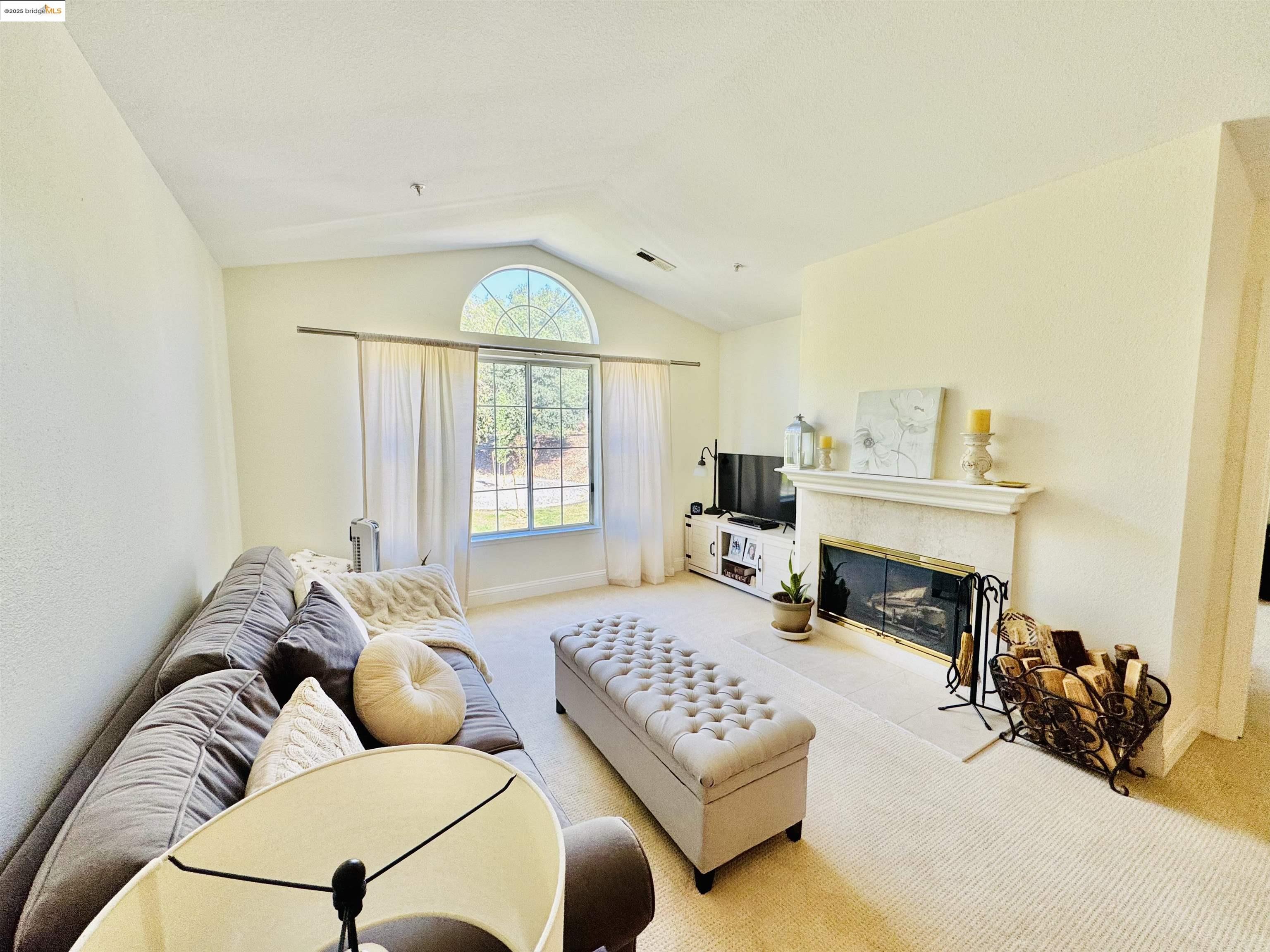 Detail Gallery Image 4 of 17 For 61 Bridle Path Ln, Novato,  CA 94945 - 2 Beds | 2 Baths