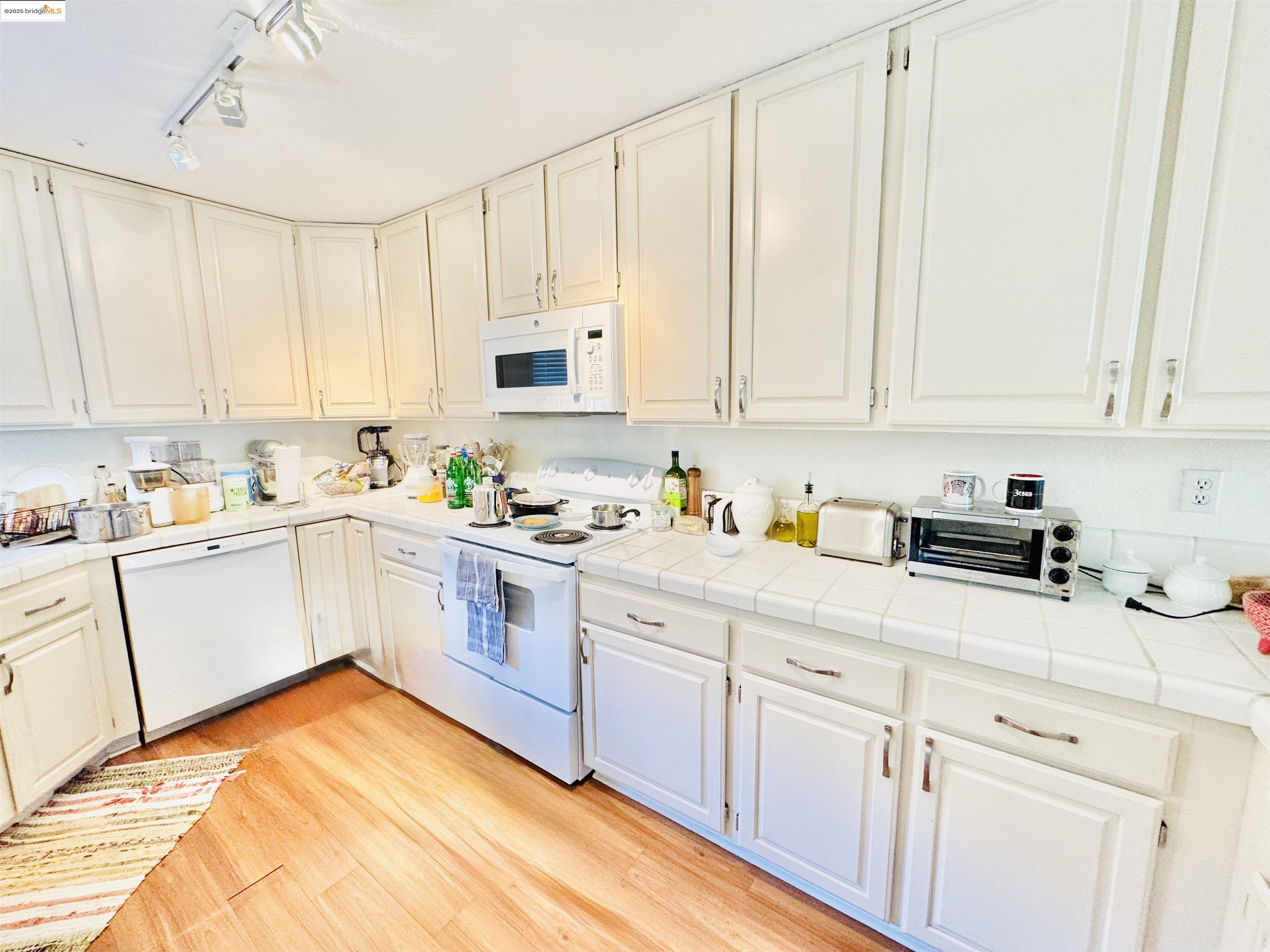 Detail Gallery Image 7 of 17 For 61 Bridle Path Ln, Novato,  CA 94945 - 2 Beds | 2 Baths