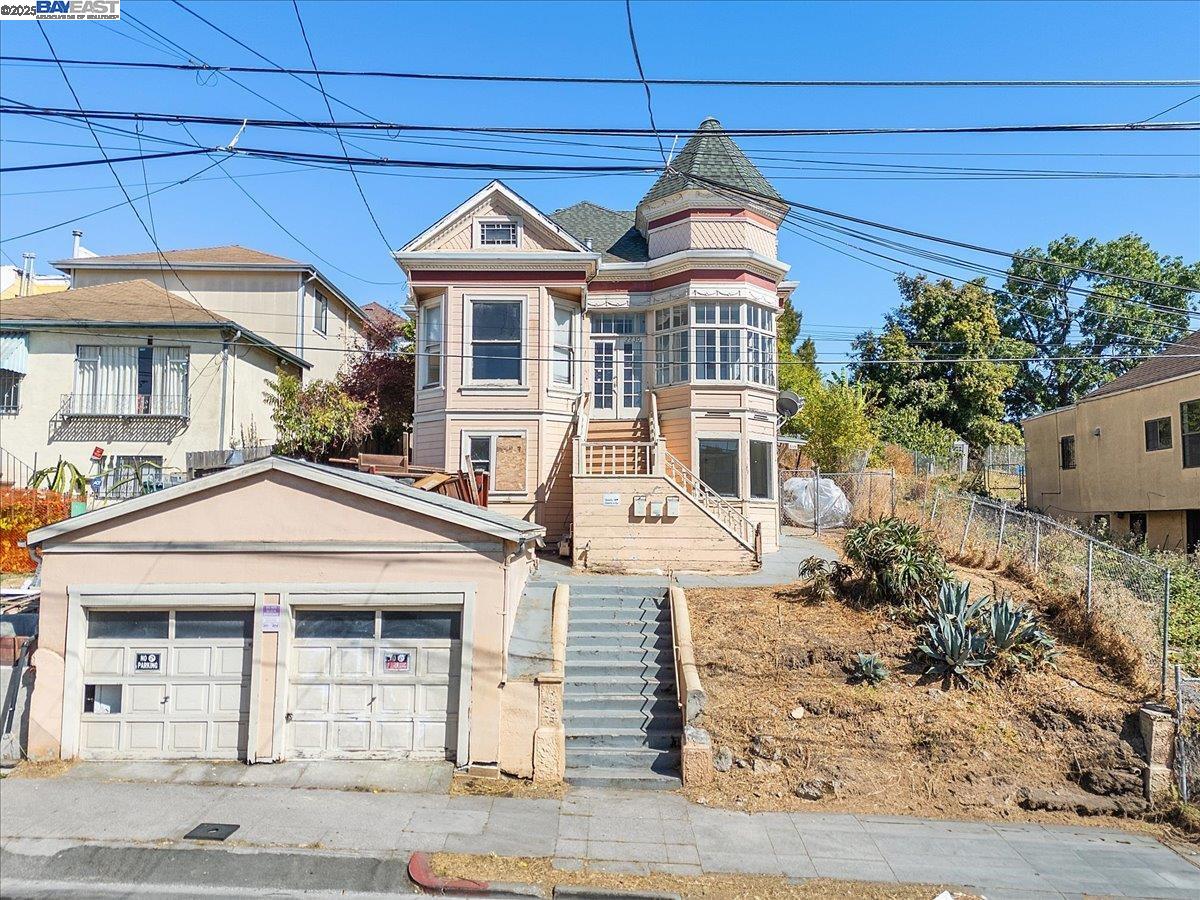 Detail Gallery Image 3 of 58 For 2230 23rd Ave, Oakland,  CA 94606 - 7 Beds | 3 Baths