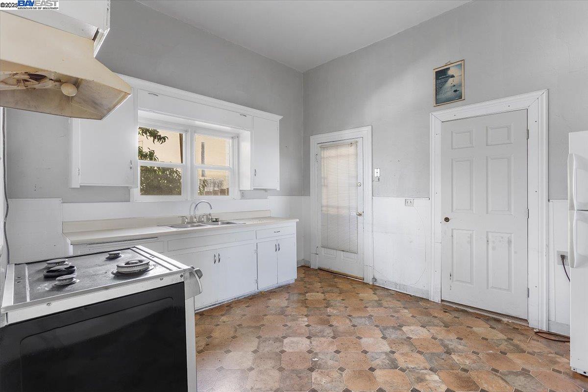 Detail Gallery Image 26 of 58 For 2230 23rd Ave, Oakland,  CA 94606 - 7 Beds | 3 Baths