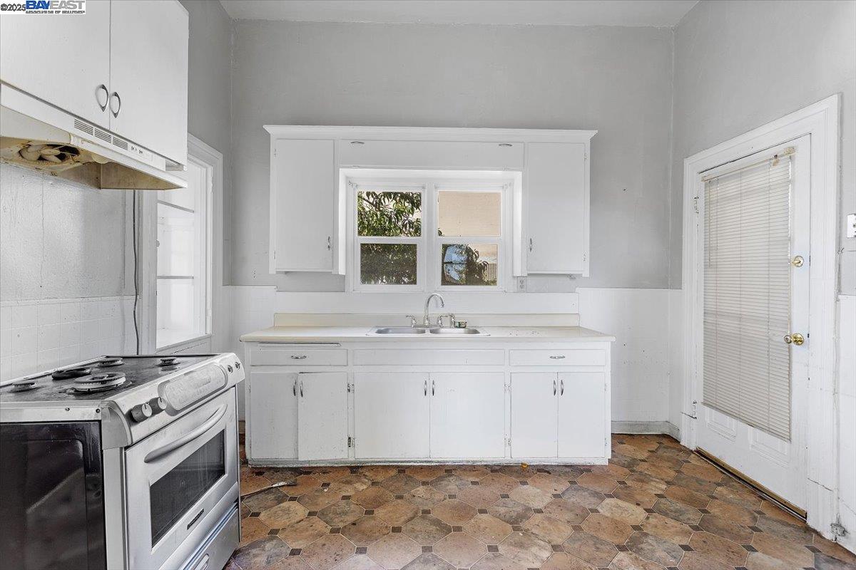 Detail Gallery Image 27 of 58 For 2230 23rd Ave, Oakland,  CA 94606 - 7 Beds | 3 Baths