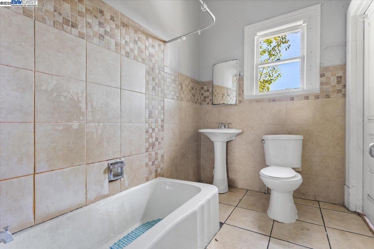 Detail Gallery Image 29 of 58 For 2230 23rd Ave, Oakland,  CA 94606 - 7 Beds | 3 Baths