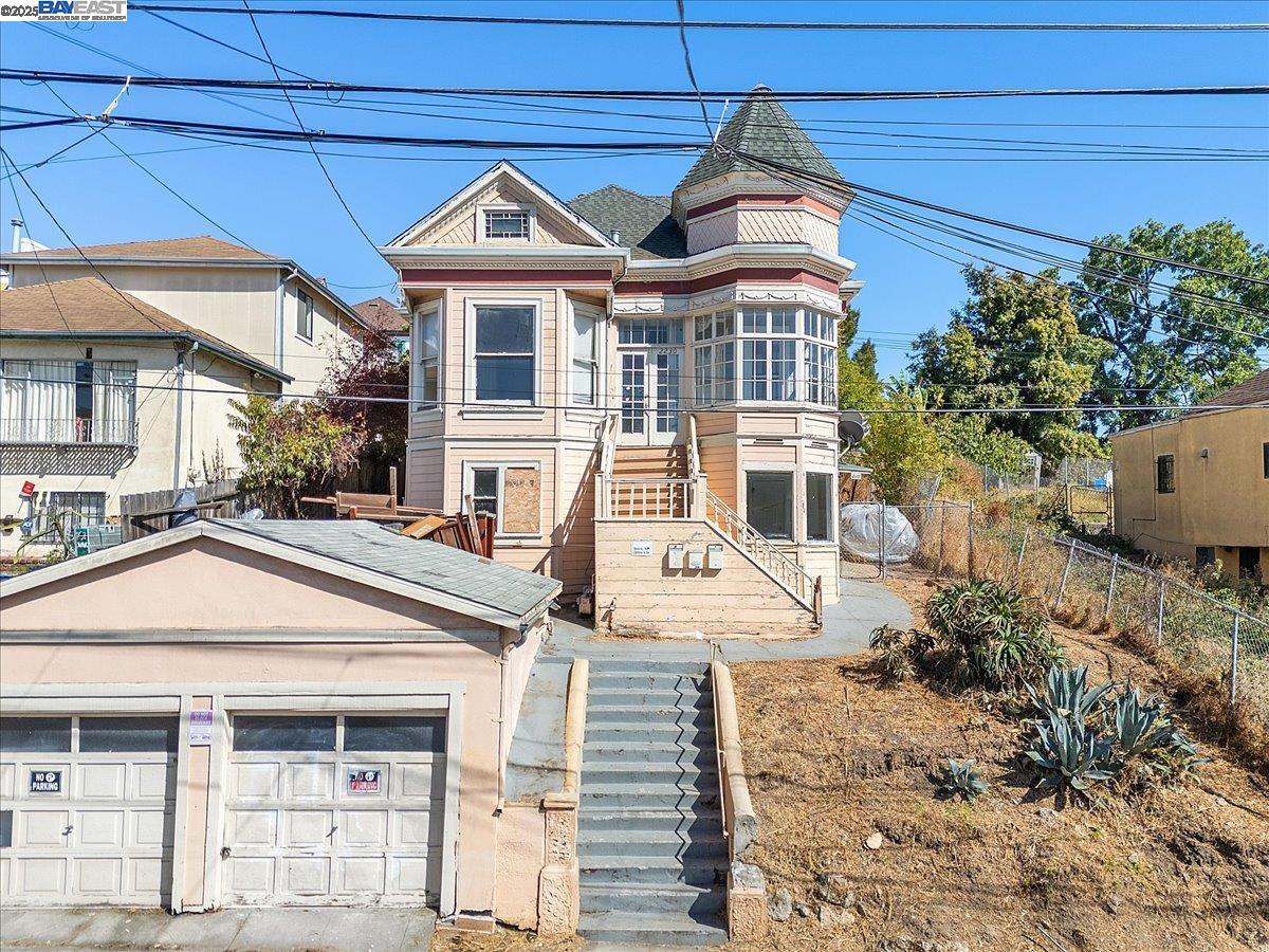 Detail Gallery Image 4 of 58 For 2230 23rd Ave, Oakland,  CA 94606 - 7 Beds | 3 Baths
