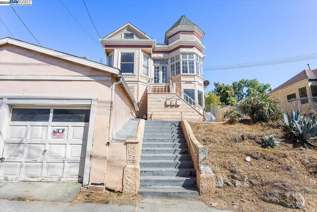 Detail Gallery Image 5 of 58 For 2230 23rd Ave, Oakland,  CA 94606 - 7 Beds | 3 Baths