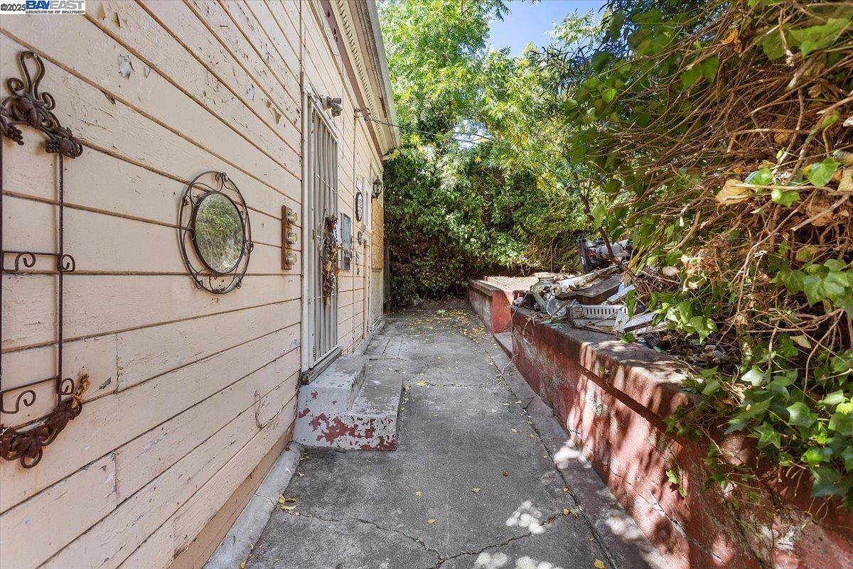 Detail Gallery Image 46 of 58 For 2230 23rd Ave, Oakland,  CA 94606 - 7 Beds | 3 Baths