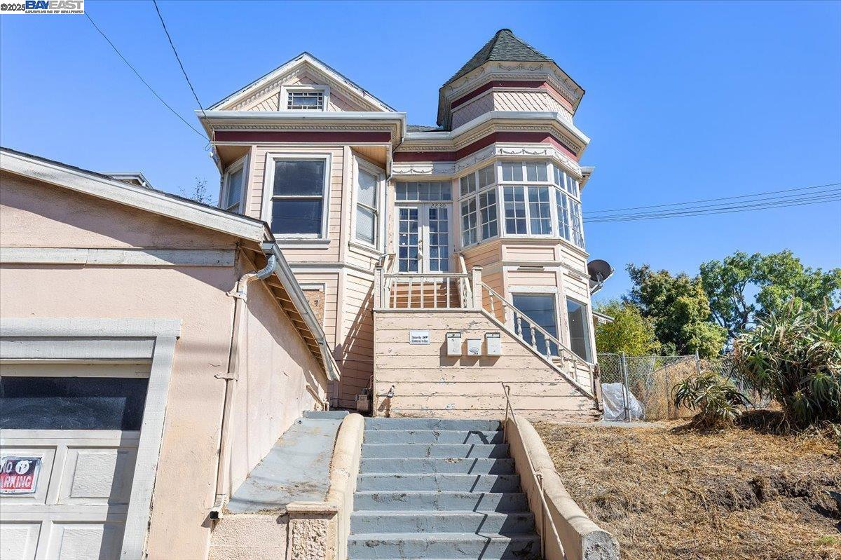 Detail Gallery Image 6 of 58 For 2230 23rd Ave, Oakland,  CA 94606 - 7 Beds | 3 Baths