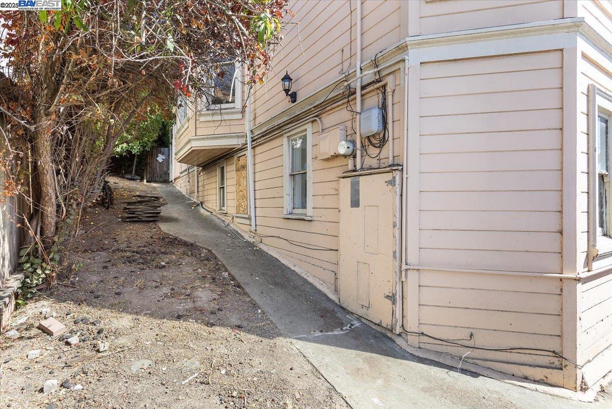 Detail Gallery Image 52 of 58 For 2230 23rd Ave, Oakland,  CA 94606 - 7 Beds | 3 Baths
