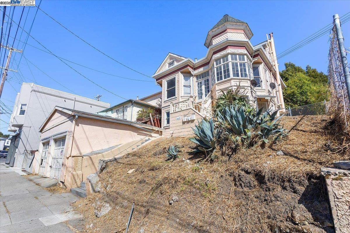 Detail Gallery Image 7 of 58 For 2230 23rd Ave, Oakland,  CA 94606 - 7 Beds | 3 Baths