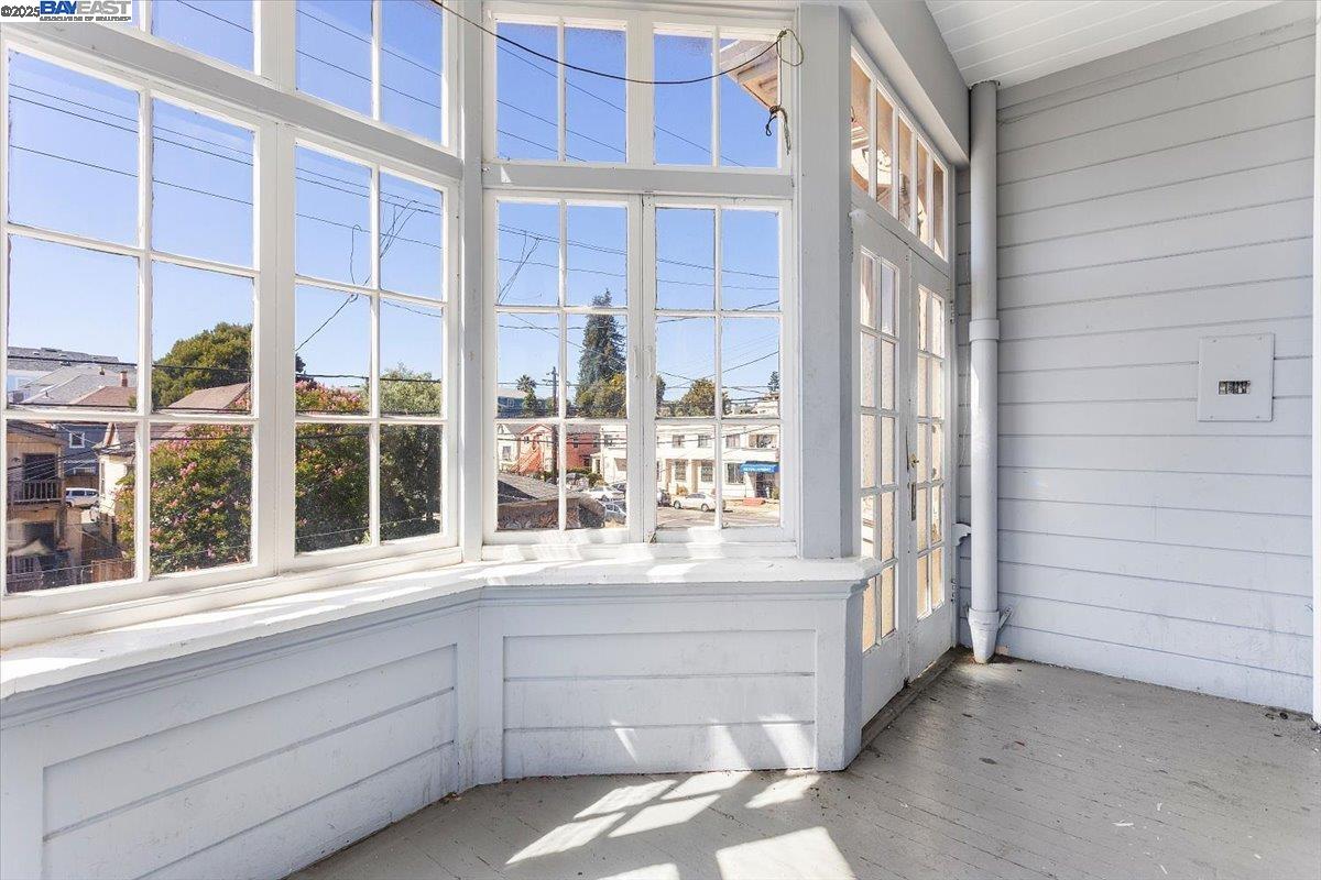 Detail Gallery Image 10 of 58 For 2230 23rd Ave, Oakland,  CA 94606 - 7 Beds | 3 Baths