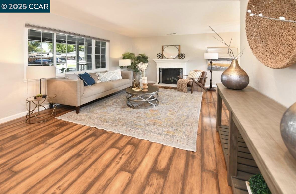 Detail Gallery Image 4 of 11 For 1979 Marta Dr, Pleasant Hill,  CA 94523 - 3 Beds | 2 Baths