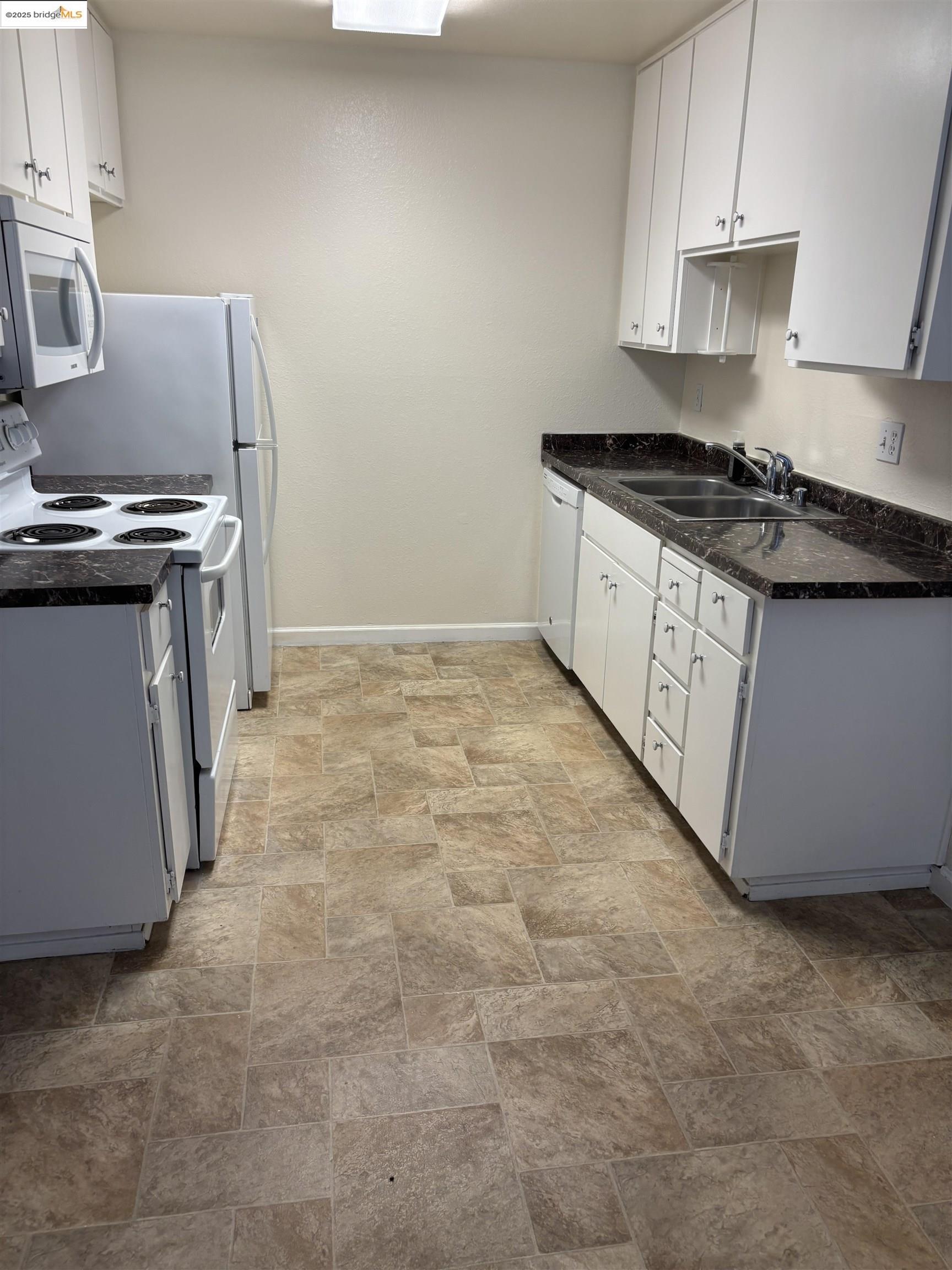 Detail Gallery Image 4 of 9 For 2926 Winding Lane, Antioch,  CA 94531 - 2 Beds | 2 Baths