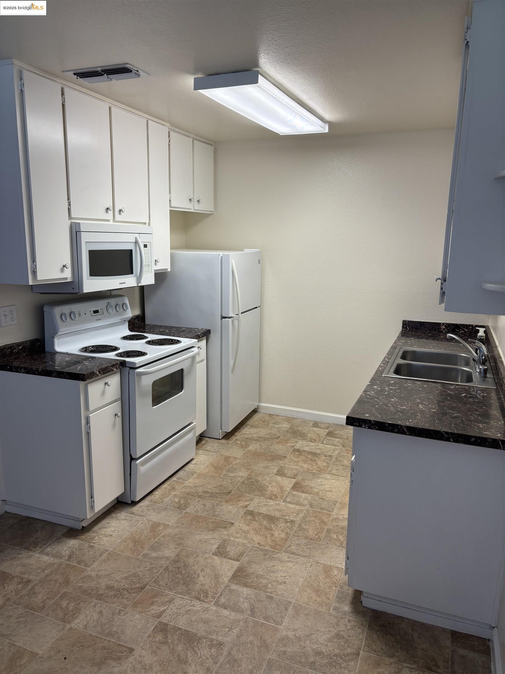 Detail Gallery Image 5 of 9 For 2926 Winding Lane, Antioch,  CA 94531 - 2 Beds | 2 Baths