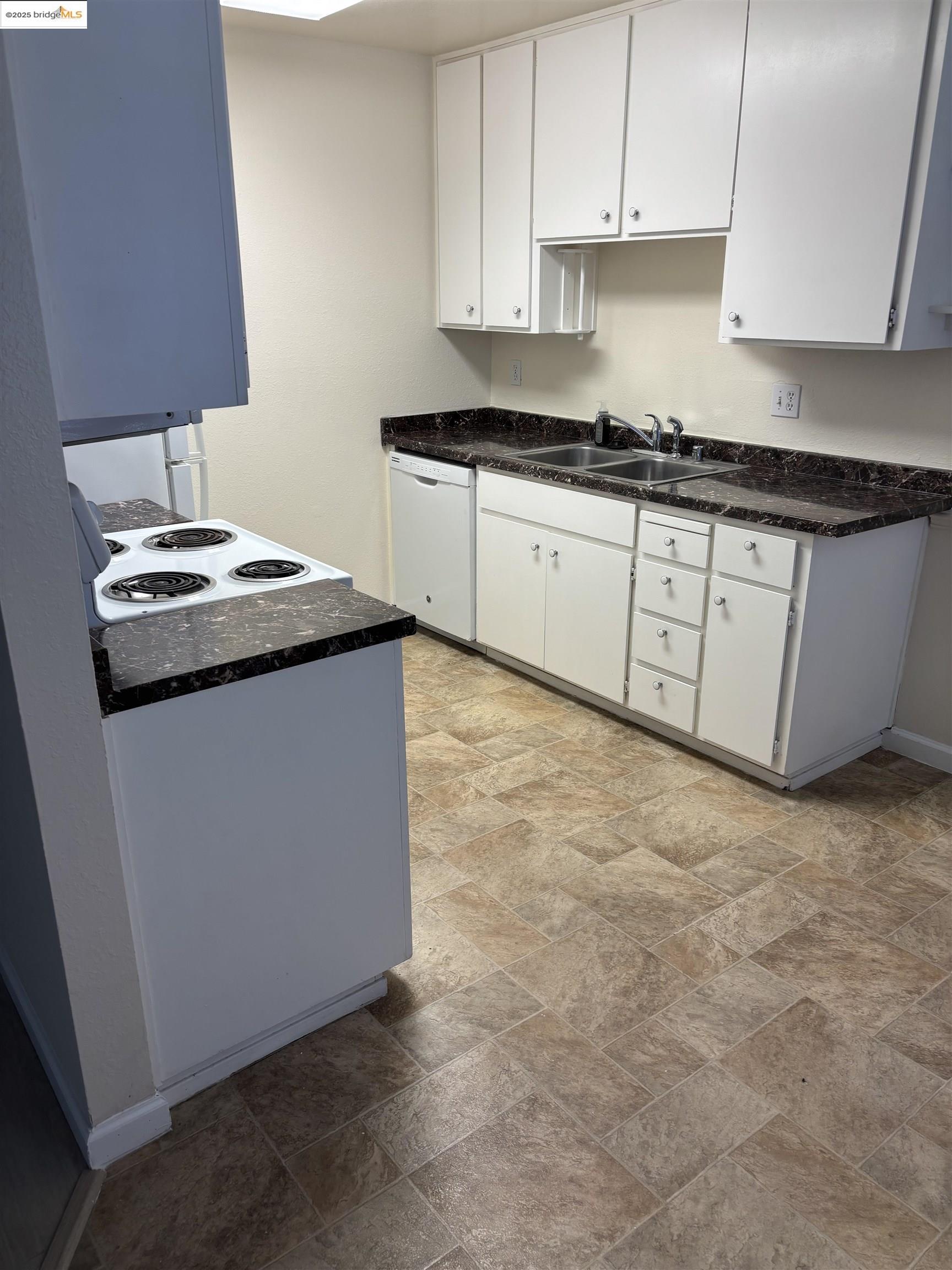 Detail Gallery Image 6 of 9 For 2926 Winding Lane, Antioch,  CA 94531 - 2 Beds | 2 Baths