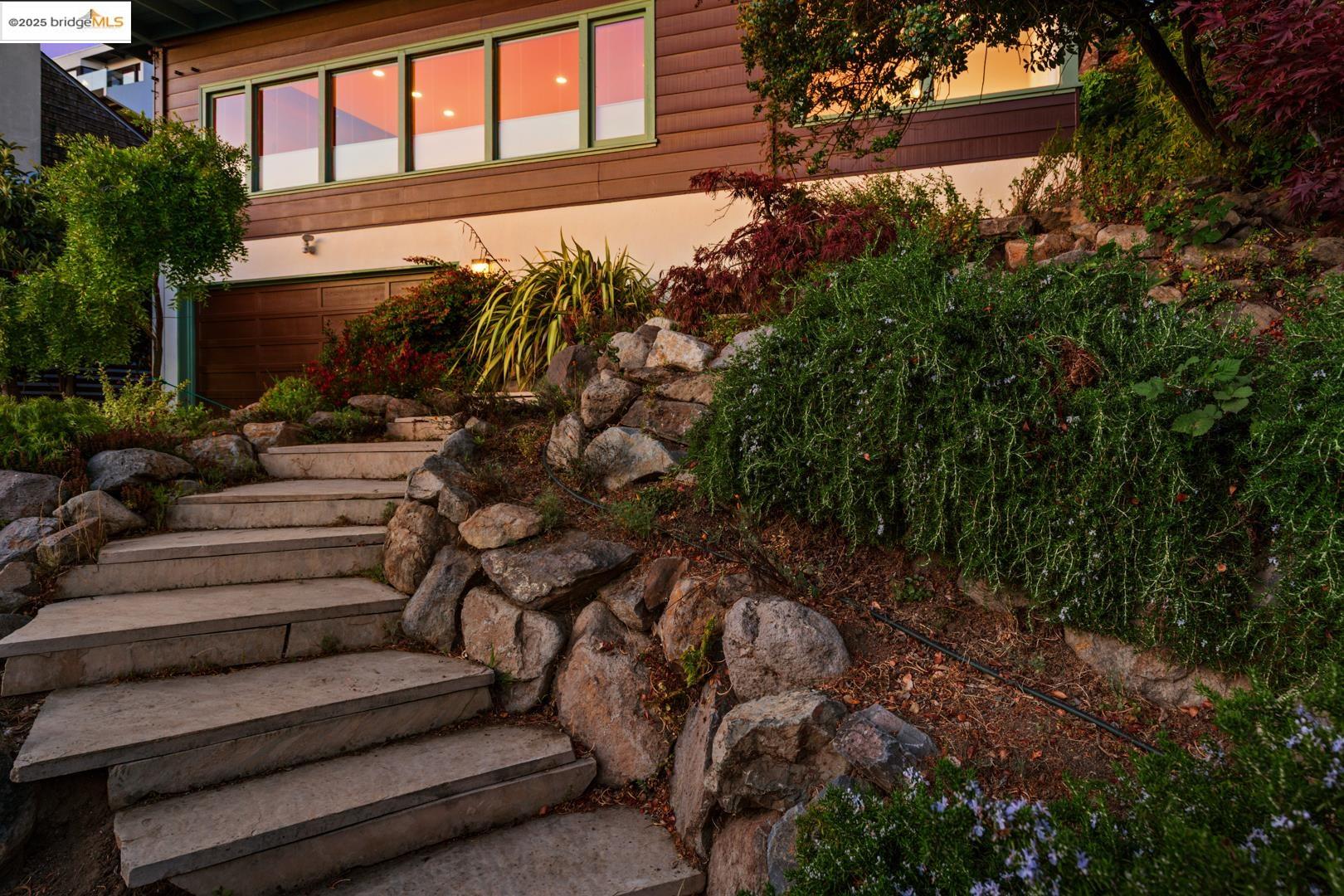 Detail Gallery Image 2 of 53 For 1069 Miller Ave, Berkeley,  CA 94708 - 3 Beds | 2 Baths