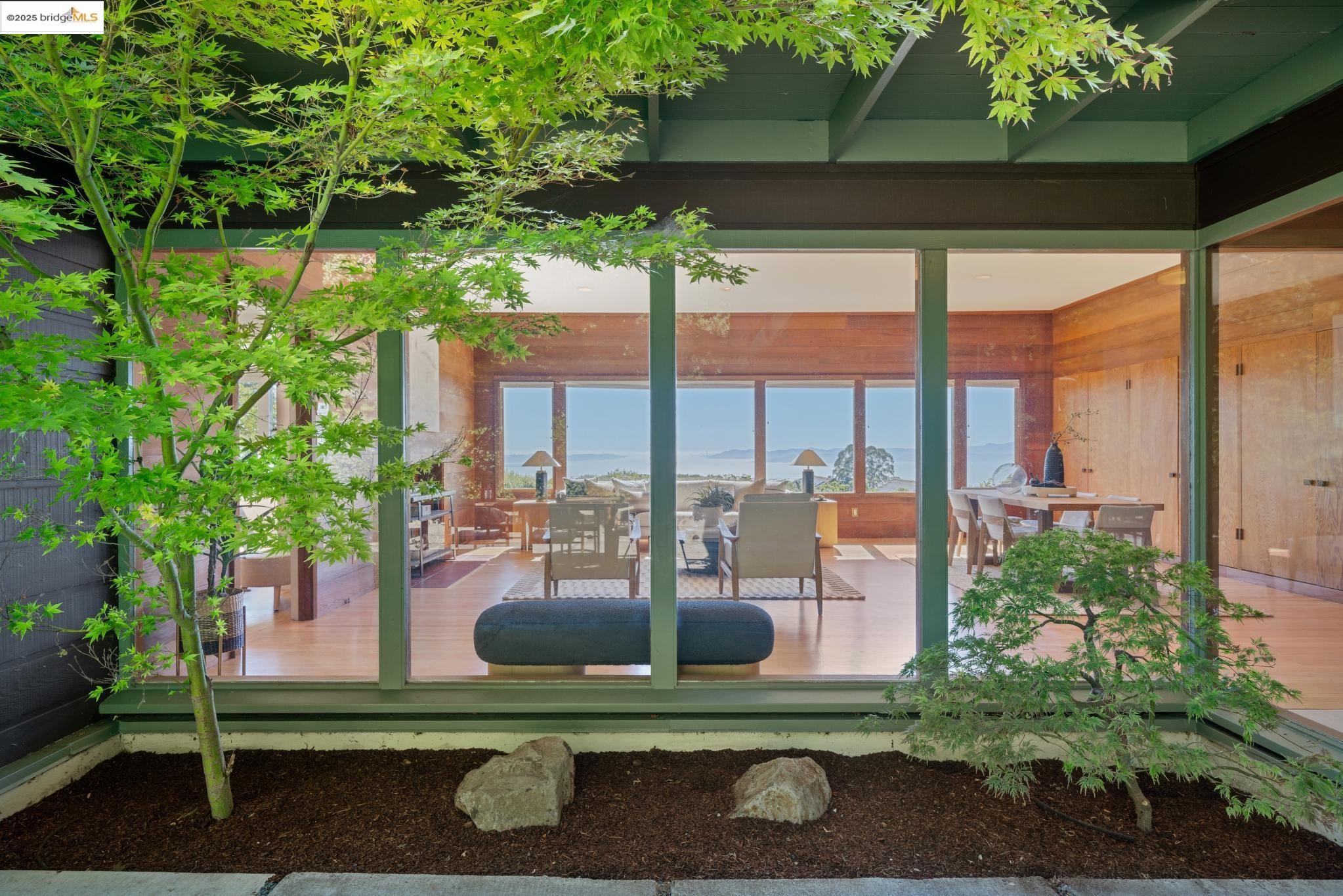 Detail Gallery Image 3 of 53 For 1069 Miller Ave, Berkeley,  CA 94708 - 3 Beds | 2 Baths