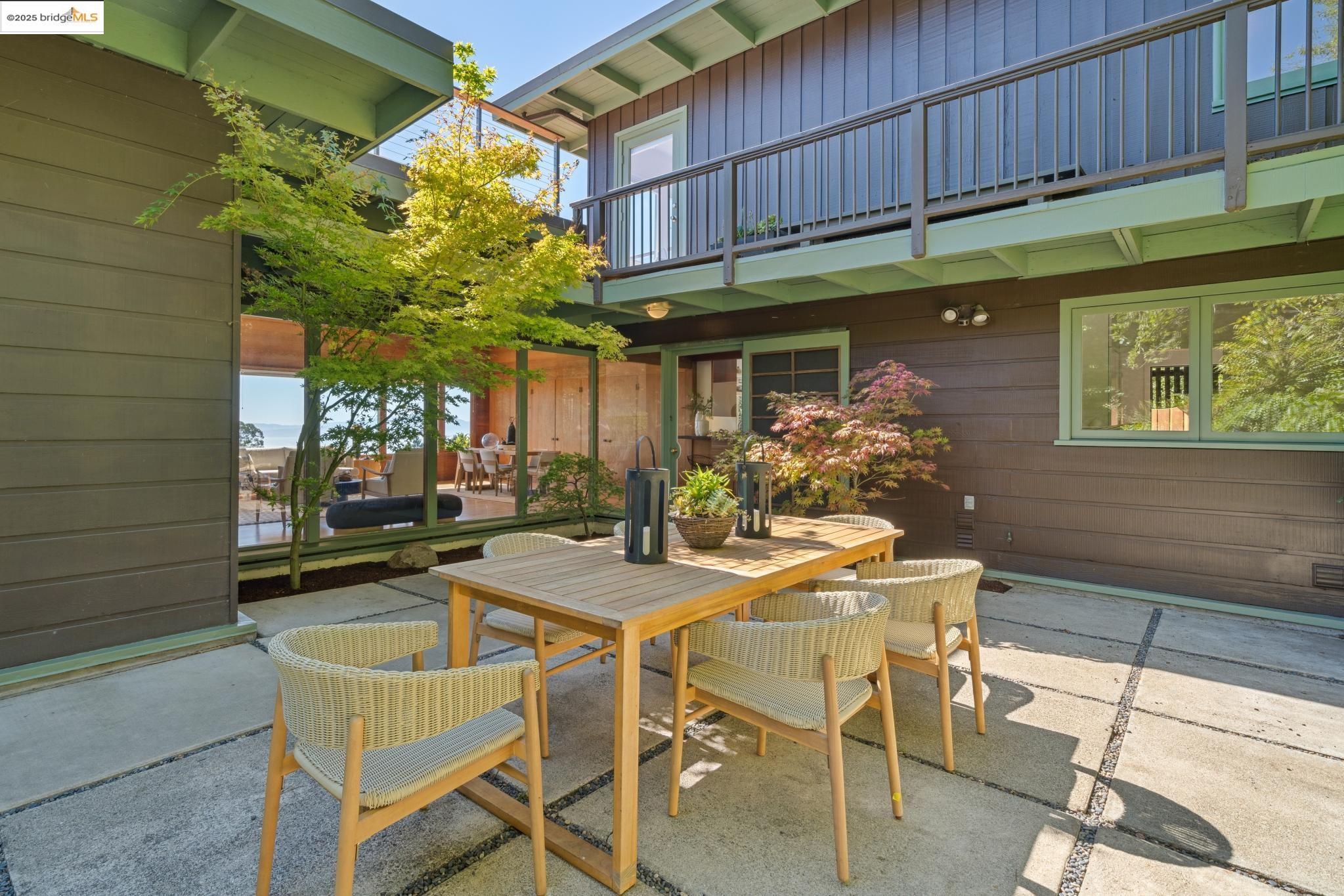 Detail Gallery Image 4 of 53 For 1069 Miller Ave, Berkeley,  CA 94708 - 3 Beds | 2 Baths
