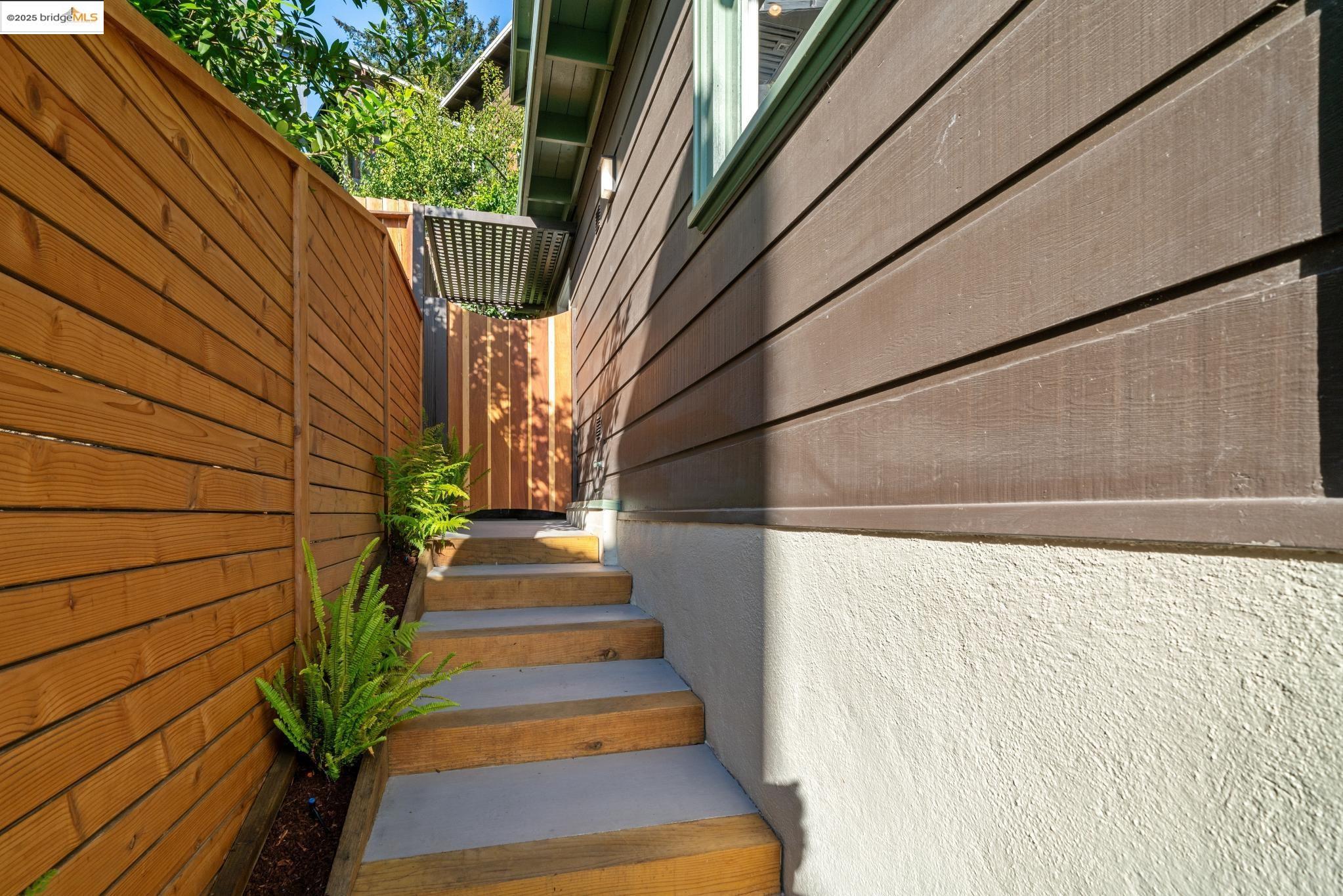 Detail Gallery Image 46 of 53 For 1069 Miller Ave, Berkeley,  CA 94708 - 3 Beds | 2 Baths