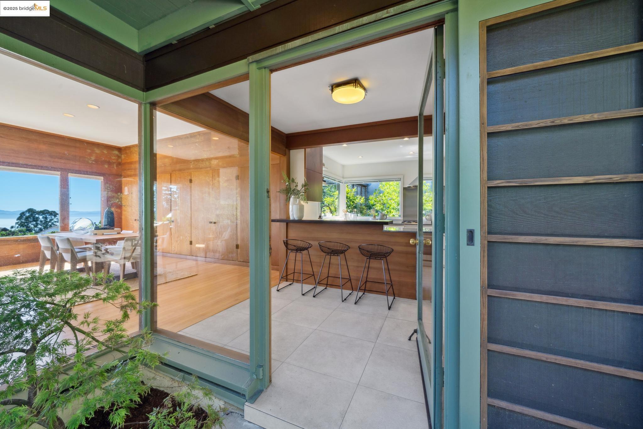 Detail Gallery Image 8 of 53 For 1069 Miller Ave, Berkeley,  CA 94708 - 3 Beds | 2 Baths