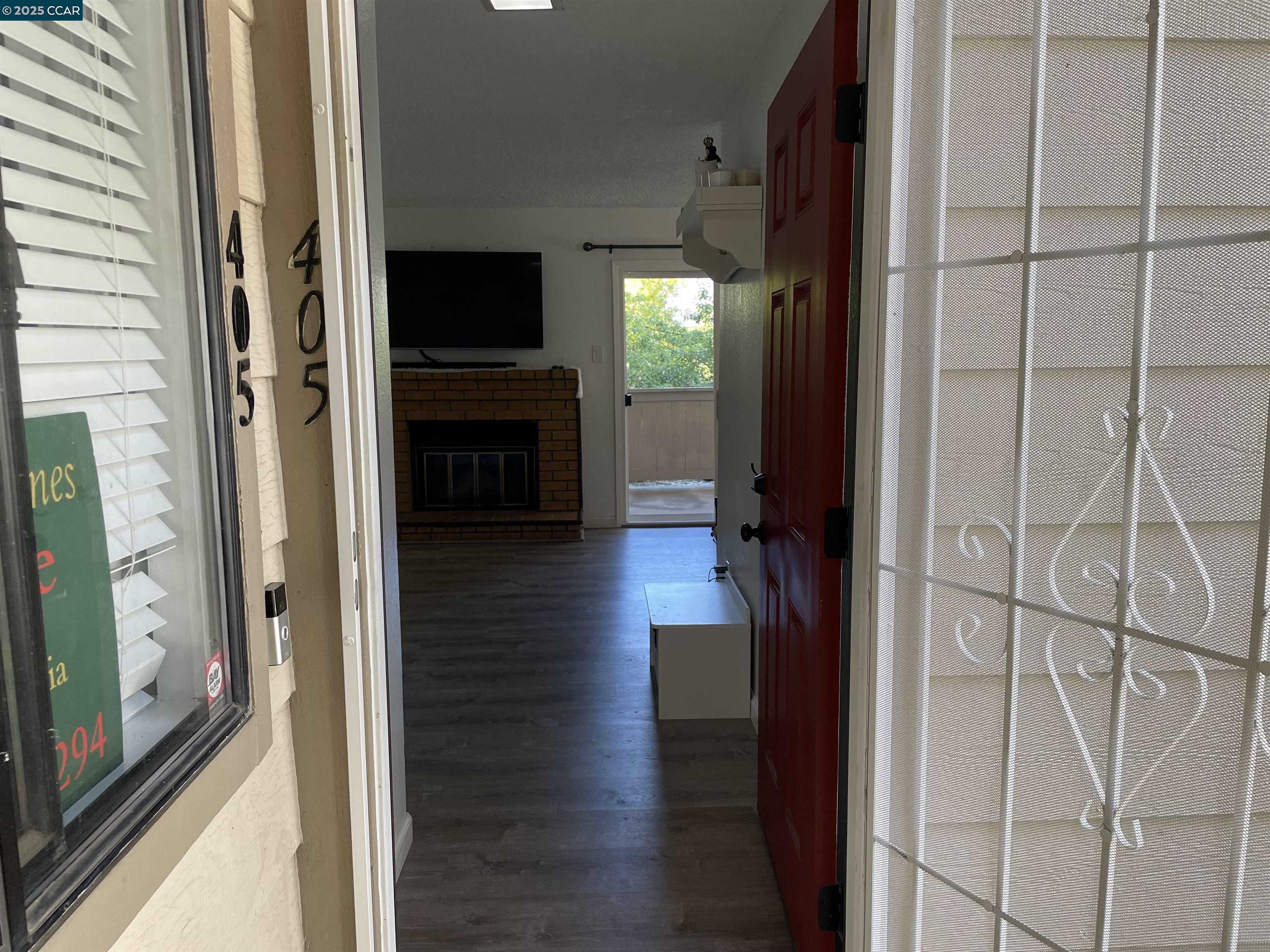 Detail Gallery Image 2 of 22 For 405 Weymouth, Hercules,  CA 94547 - 2 Beds | 1 Baths