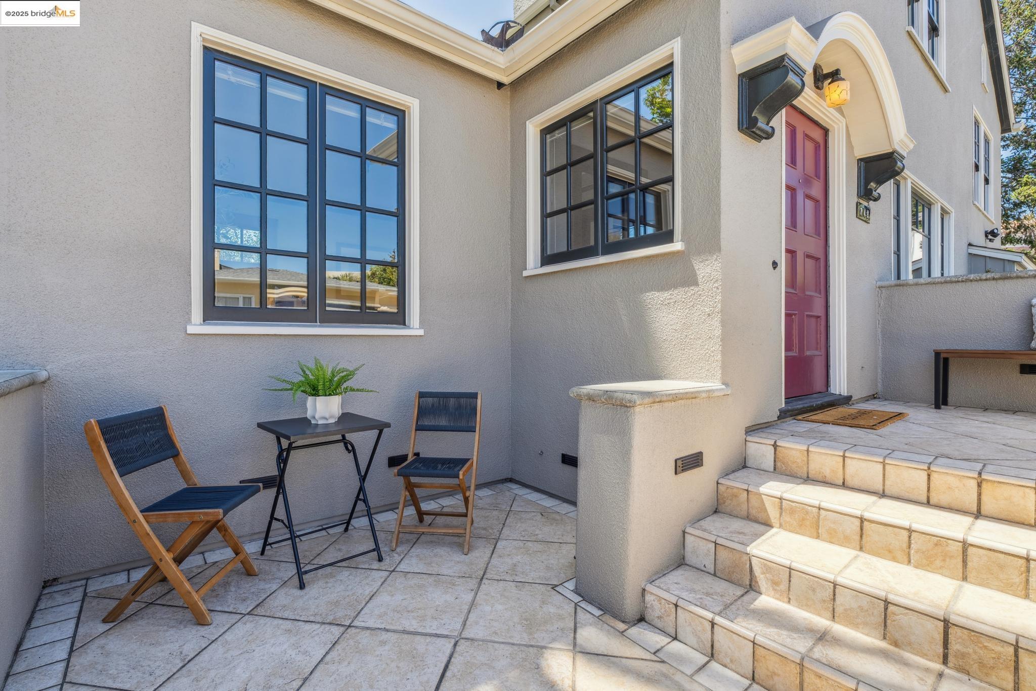 Detail Gallery Image 5 of 44 For 749 Mckinley Ave, Oakland,  CA 94610 - 4 Beds | 1 Baths
