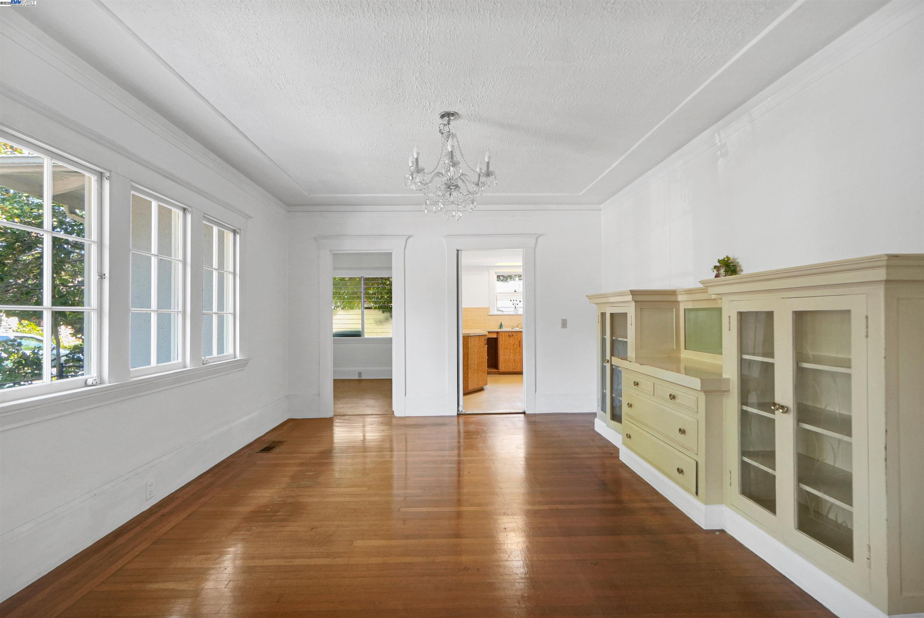 Detail Gallery Image 15 of 48 For 57 Entrada Ave, Oakland,  CA 94611 - 3 Beds | 1 Baths