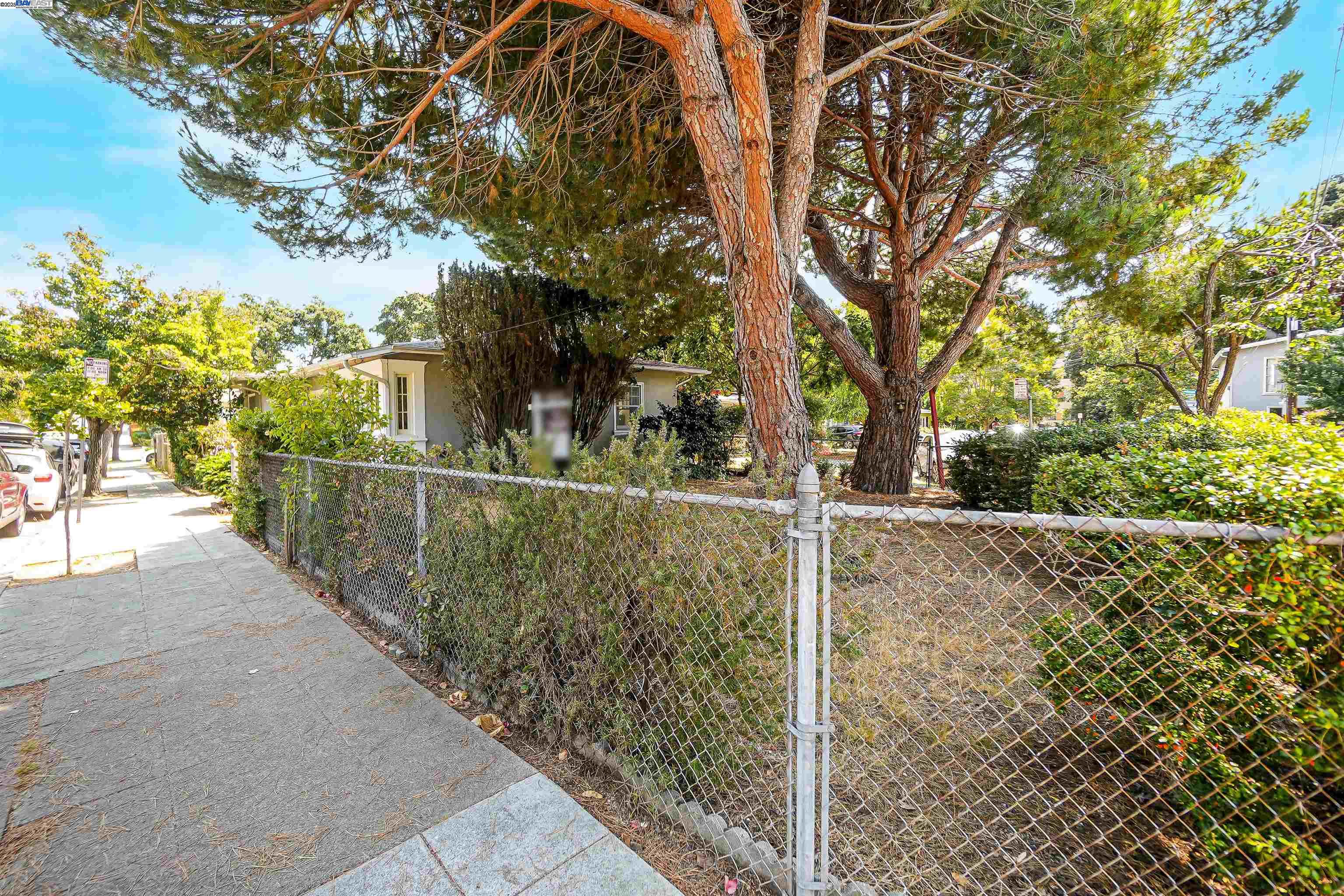 Detail Gallery Image 17 of 48 For 57 Entrada Ave, Oakland,  CA 94611 - 3 Beds | 1 Baths