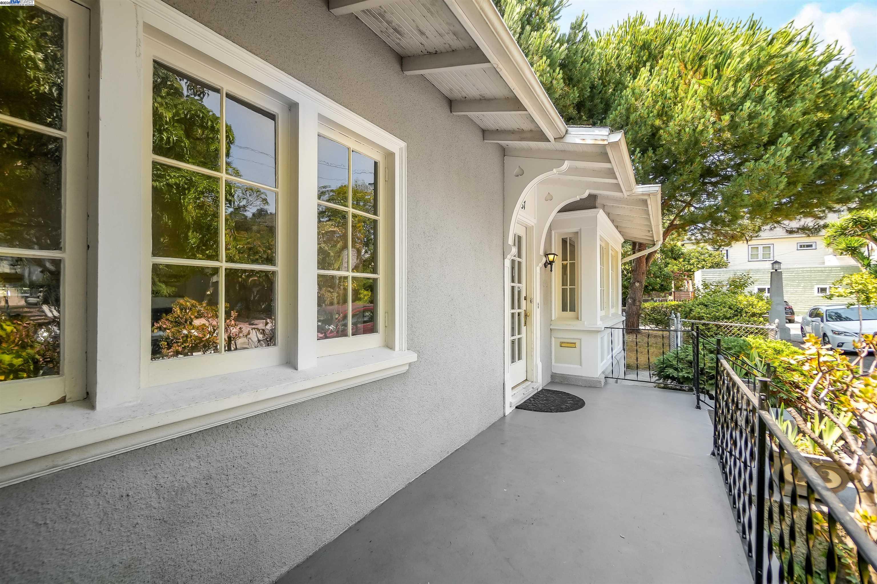 Detail Gallery Image 3 of 48 For 57 Entrada Ave, Oakland,  CA 94611 - 3 Beds | 1 Baths