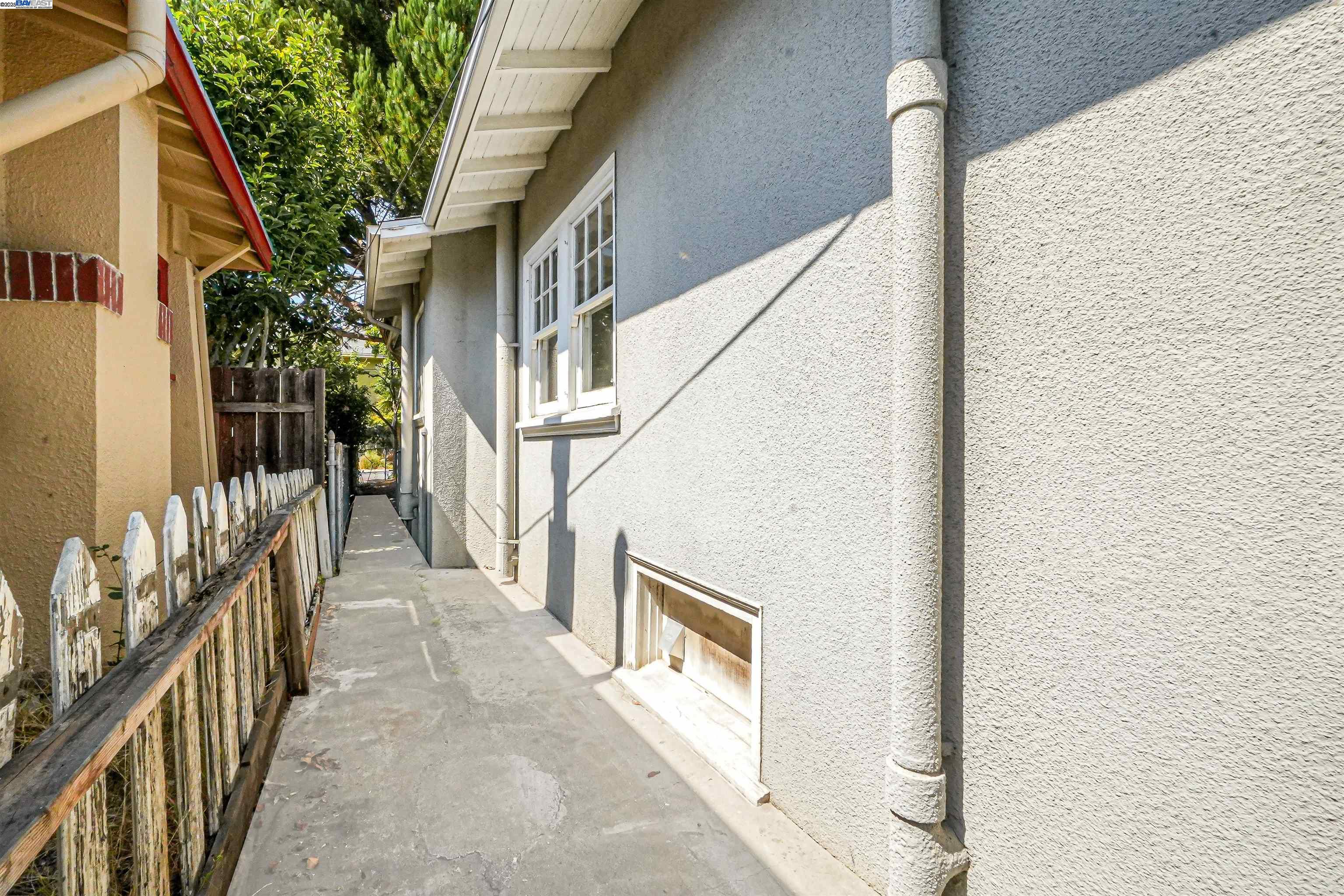 Detail Gallery Image 29 of 48 For 57 Entrada Ave, Oakland,  CA 94611 - 3 Beds | 1 Baths