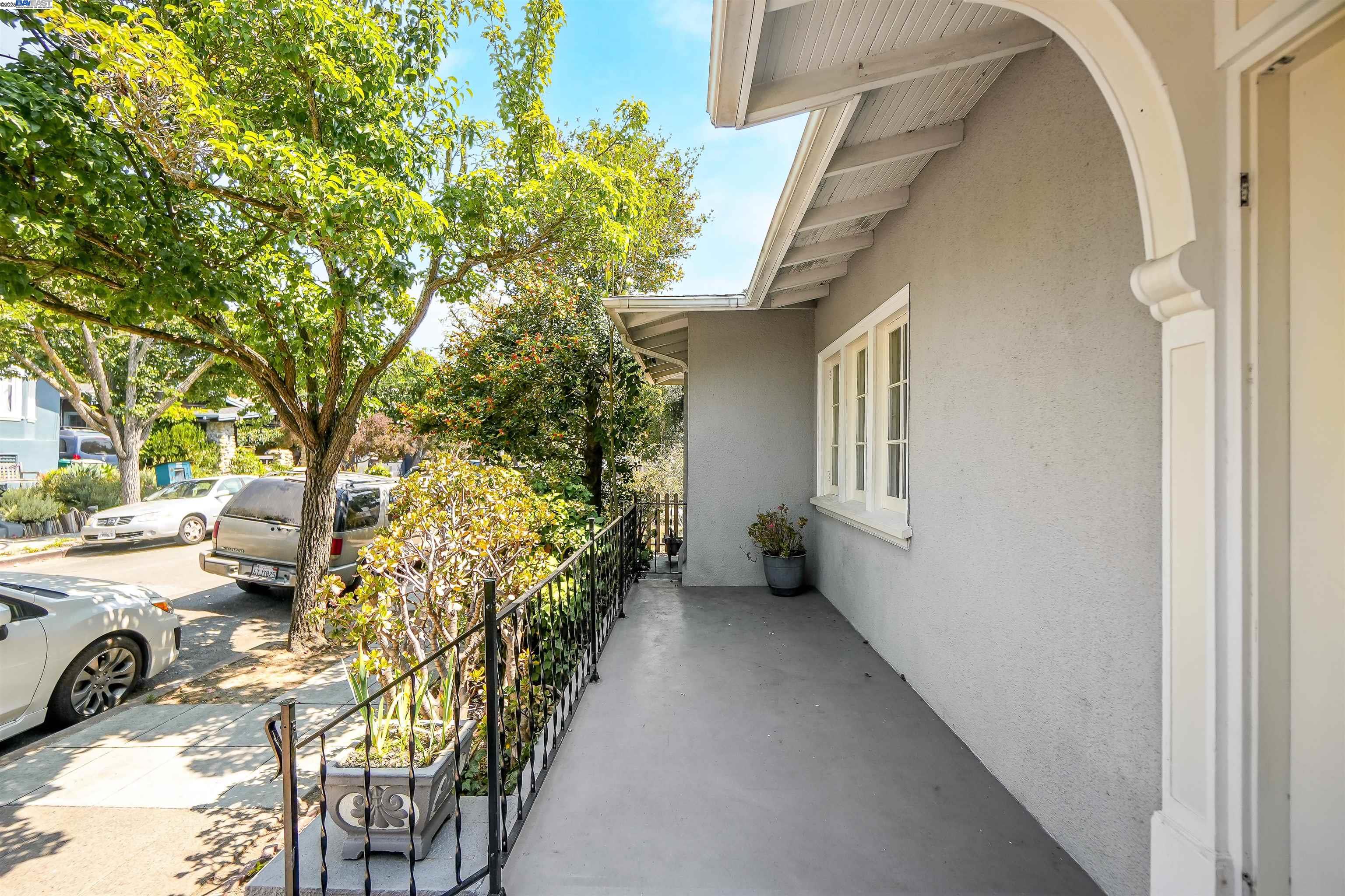 Detail Gallery Image 4 of 48 For 57 Entrada Ave, Oakland,  CA 94611 - 3 Beds | 1 Baths