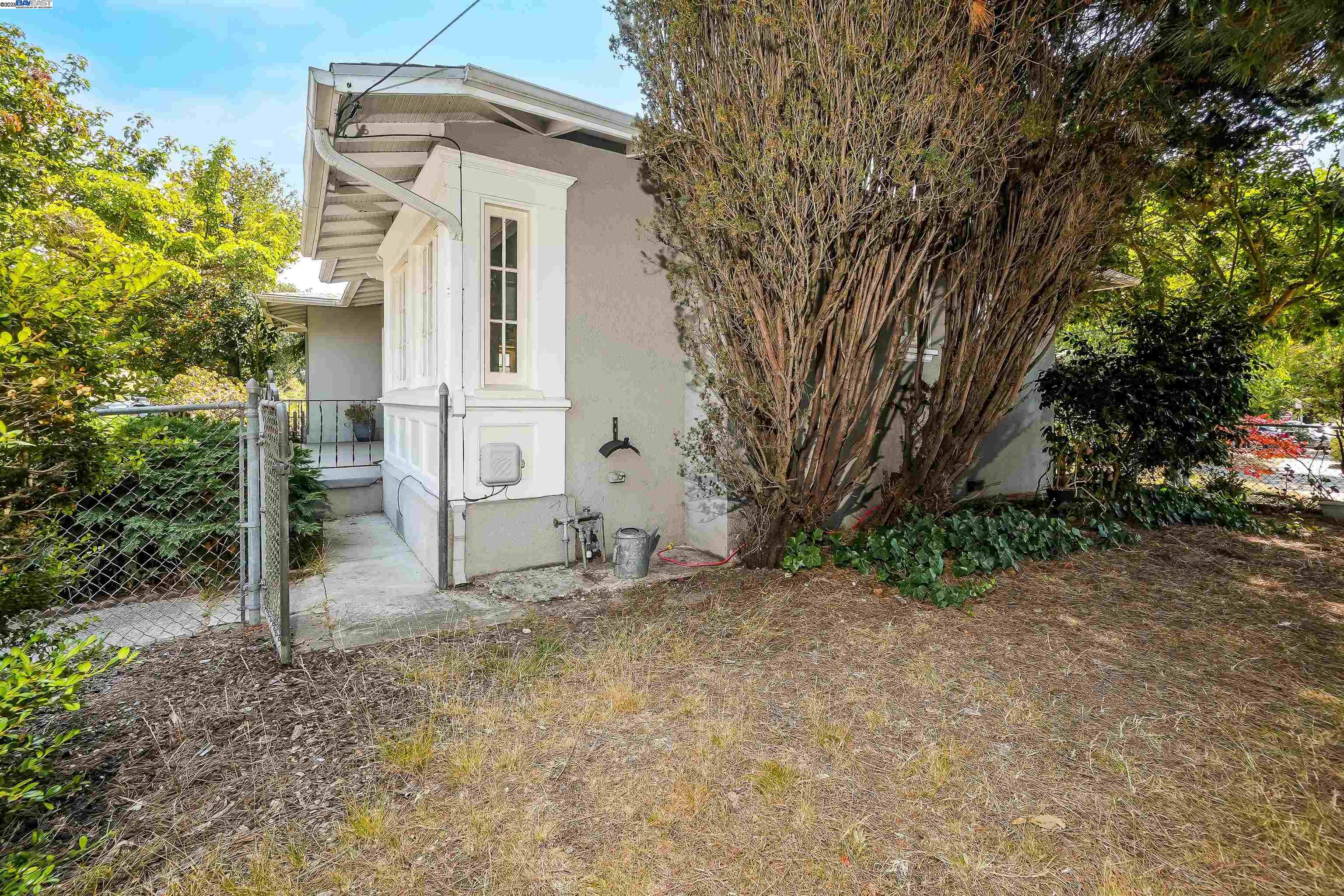 Detail Gallery Image 31 of 48 For 57 Entrada Ave, Oakland,  CA 94611 - 3 Beds | 1 Baths