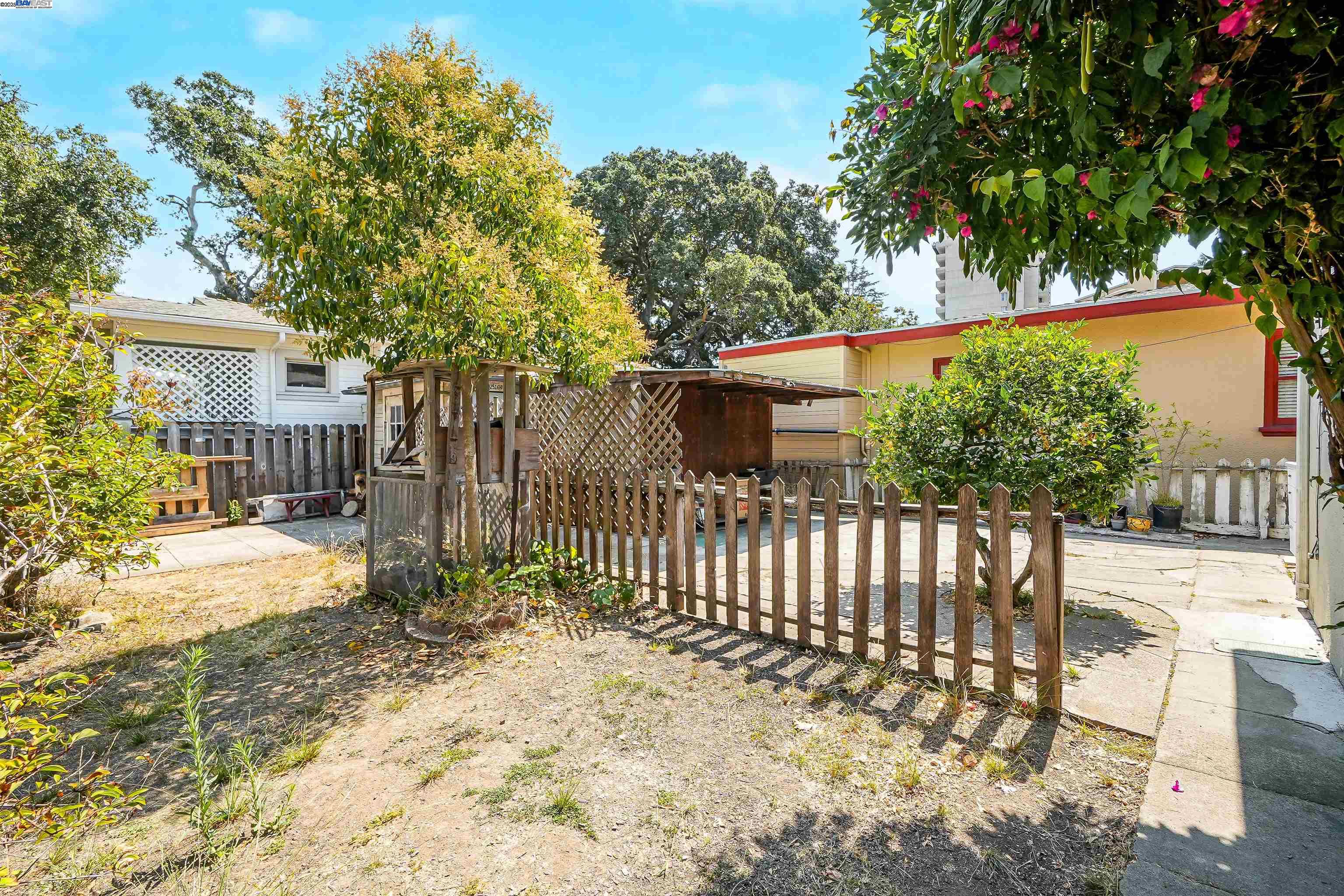 Detail Gallery Image 36 of 48 For 57 Entrada Ave, Oakland,  CA 94611 - 3 Beds | 1 Baths