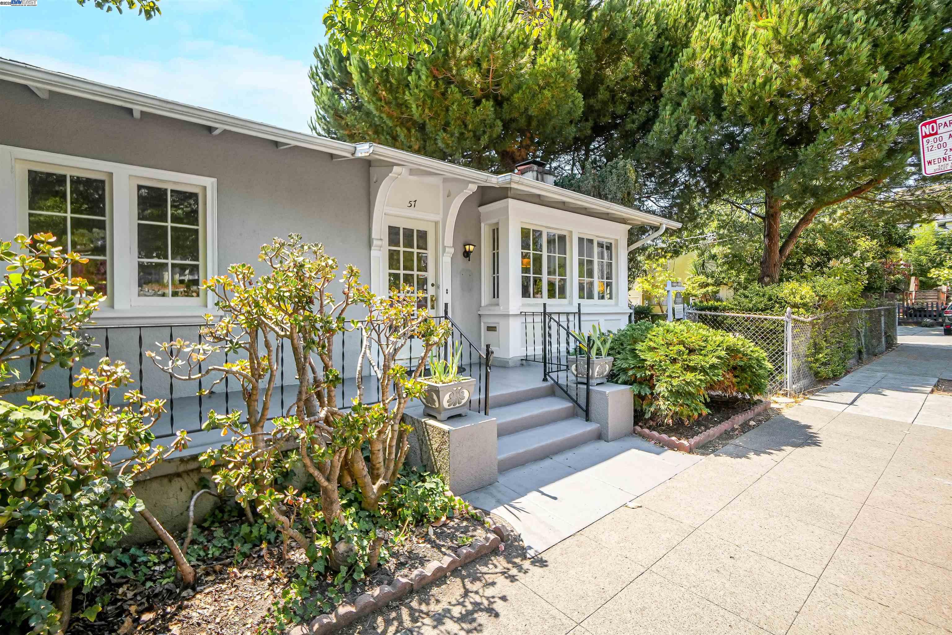 Detail Gallery Image 6 of 48 For 57 Entrada Ave, Oakland,  CA 94611 - 3 Beds | 1 Baths