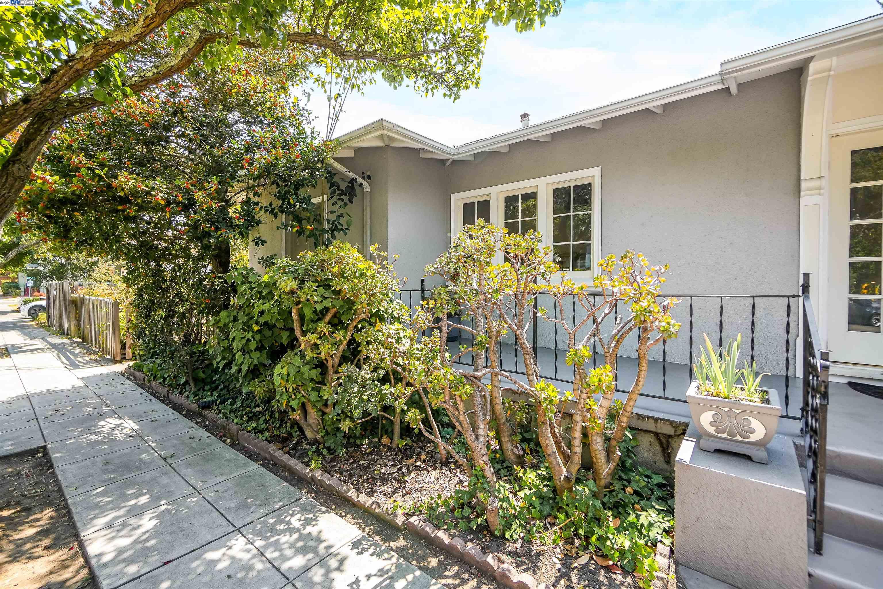 Detail Gallery Image 7 of 48 For 57 Entrada Ave, Oakland,  CA 94611 - 3 Beds | 1 Baths