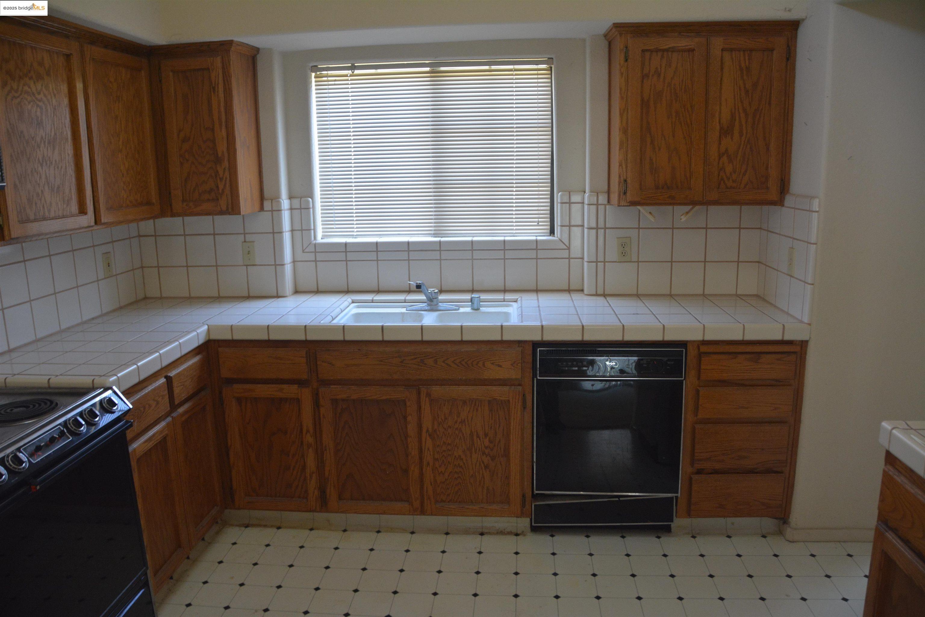 Detail Gallery Image 11 of 50 For 1018 Snowgoose Ln, Manteca,  CA 95337 - 4 Beds | 2/1 Baths