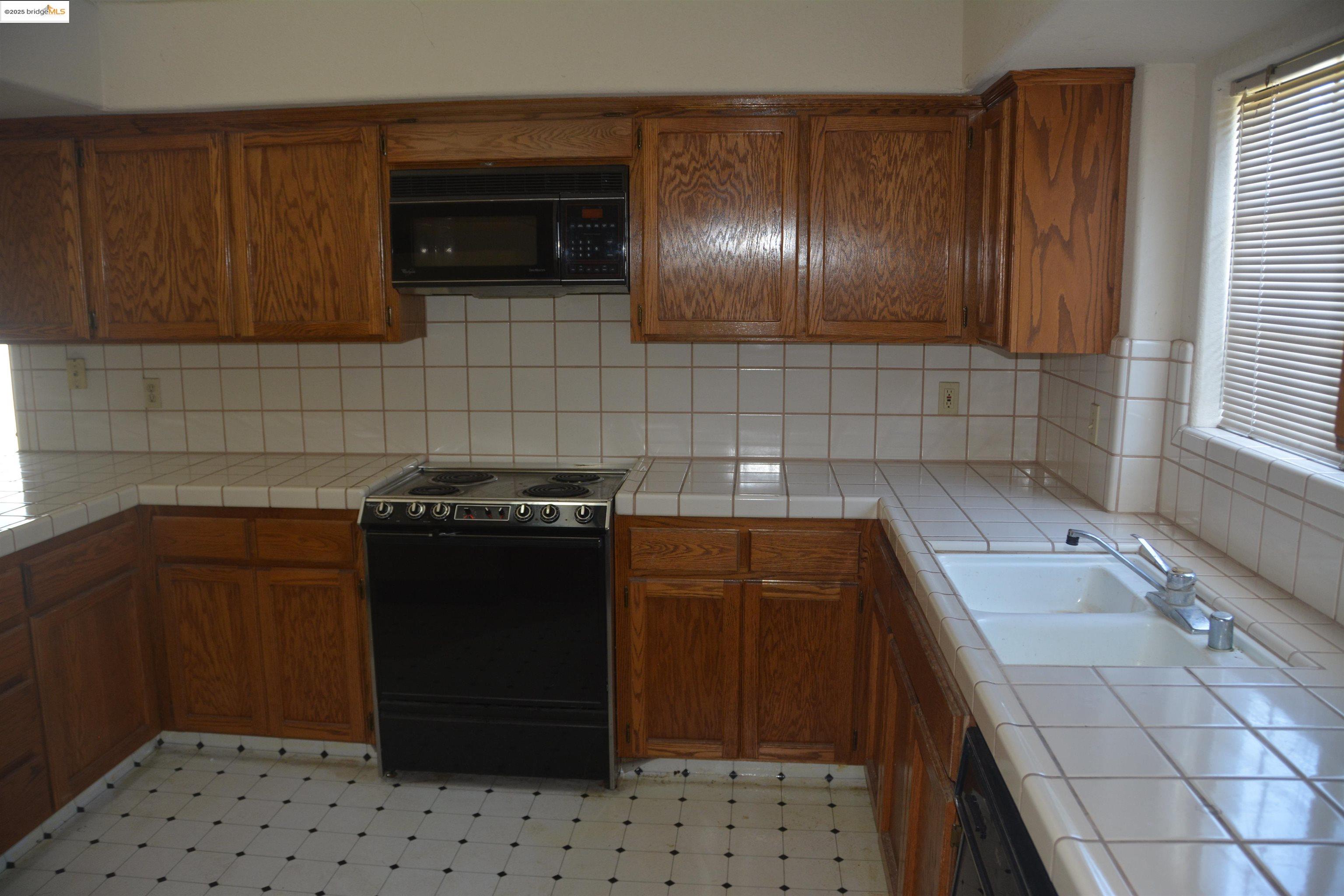 Detail Gallery Image 12 of 50 For 1018 Snowgoose Ln, Manteca,  CA 95337 - 4 Beds | 2/1 Baths