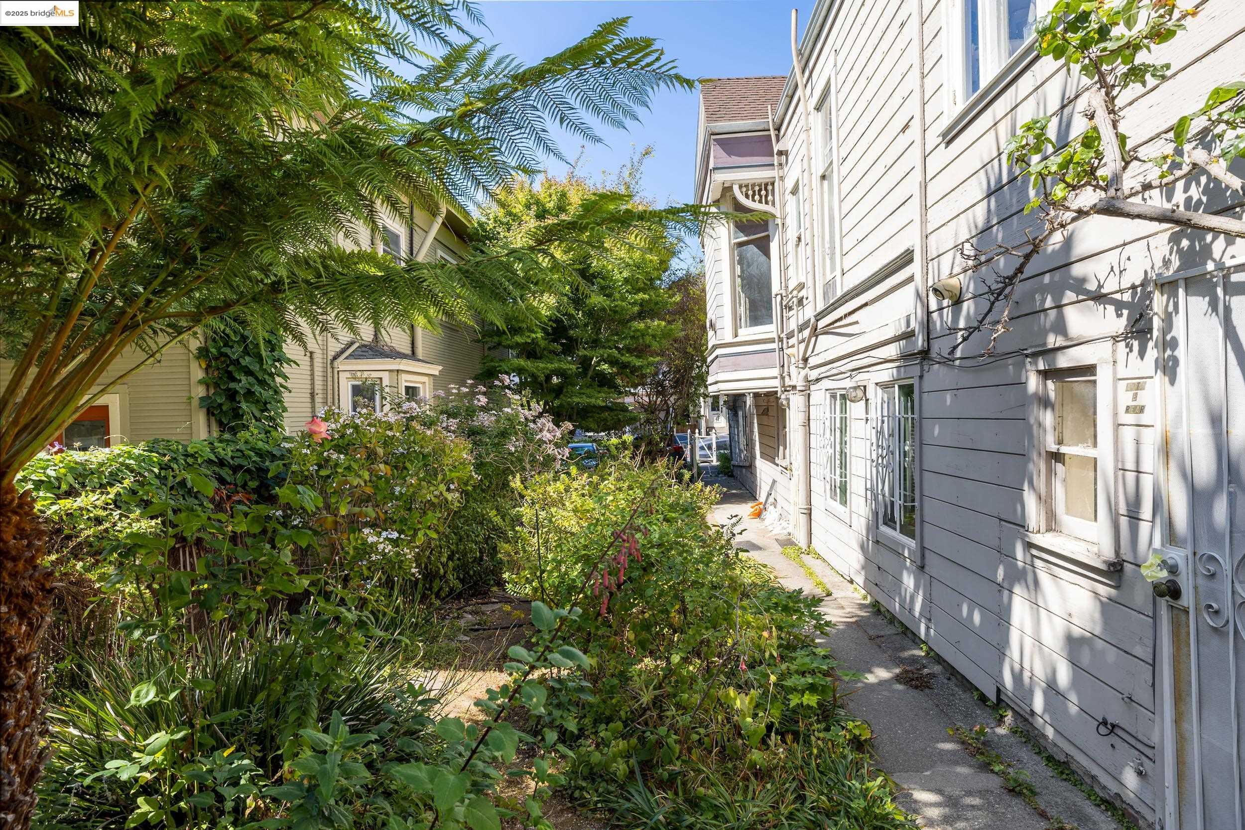 Detail Gallery Image 2 of 27 For 102 Hamilton Pl, Oakland,  CA 94612 - – Beds | – Baths