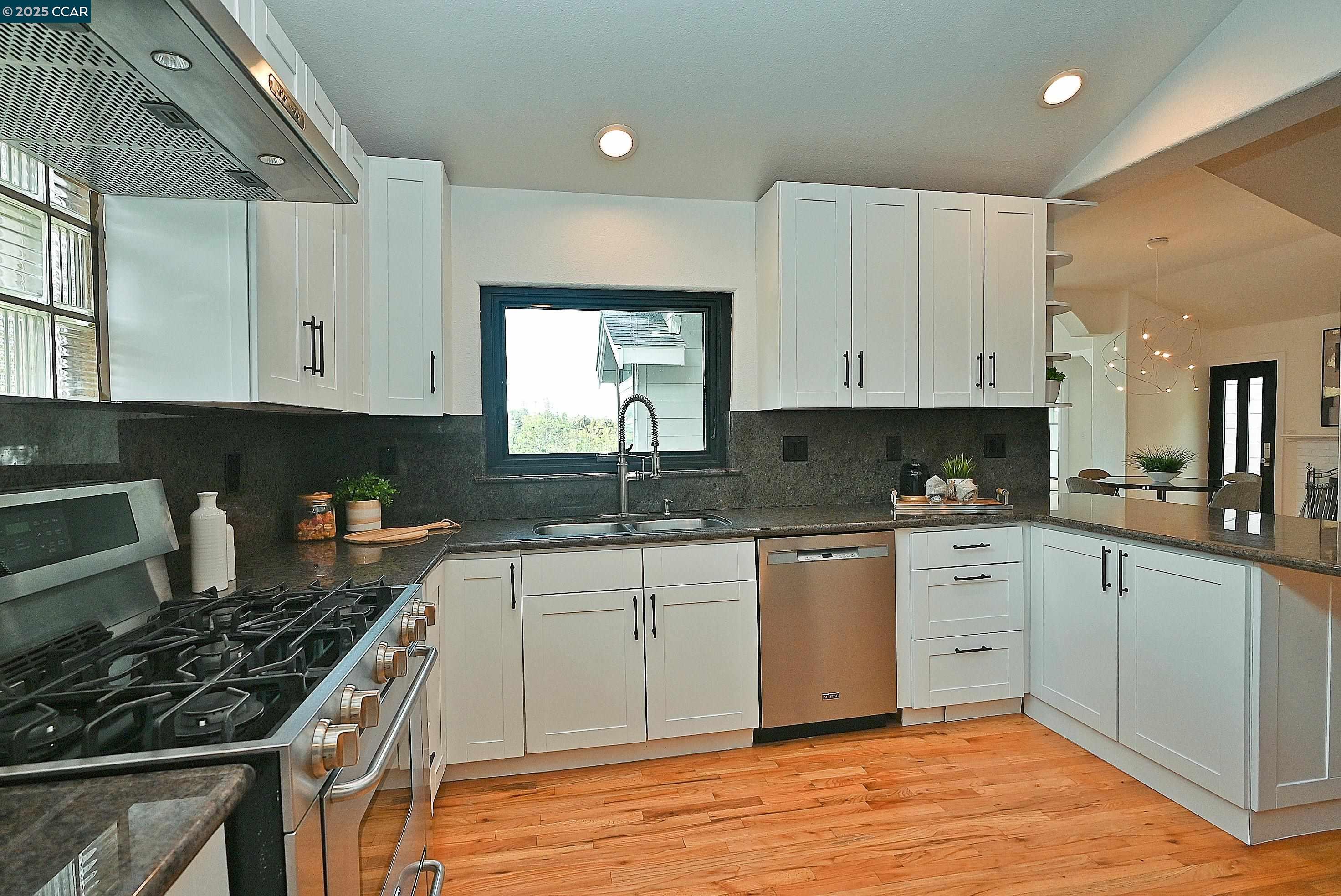 Detail Gallery Image 19 of 50 For 7548 Altura Place, Oakland,  CA 94605 - 3 Beds | 3 Baths