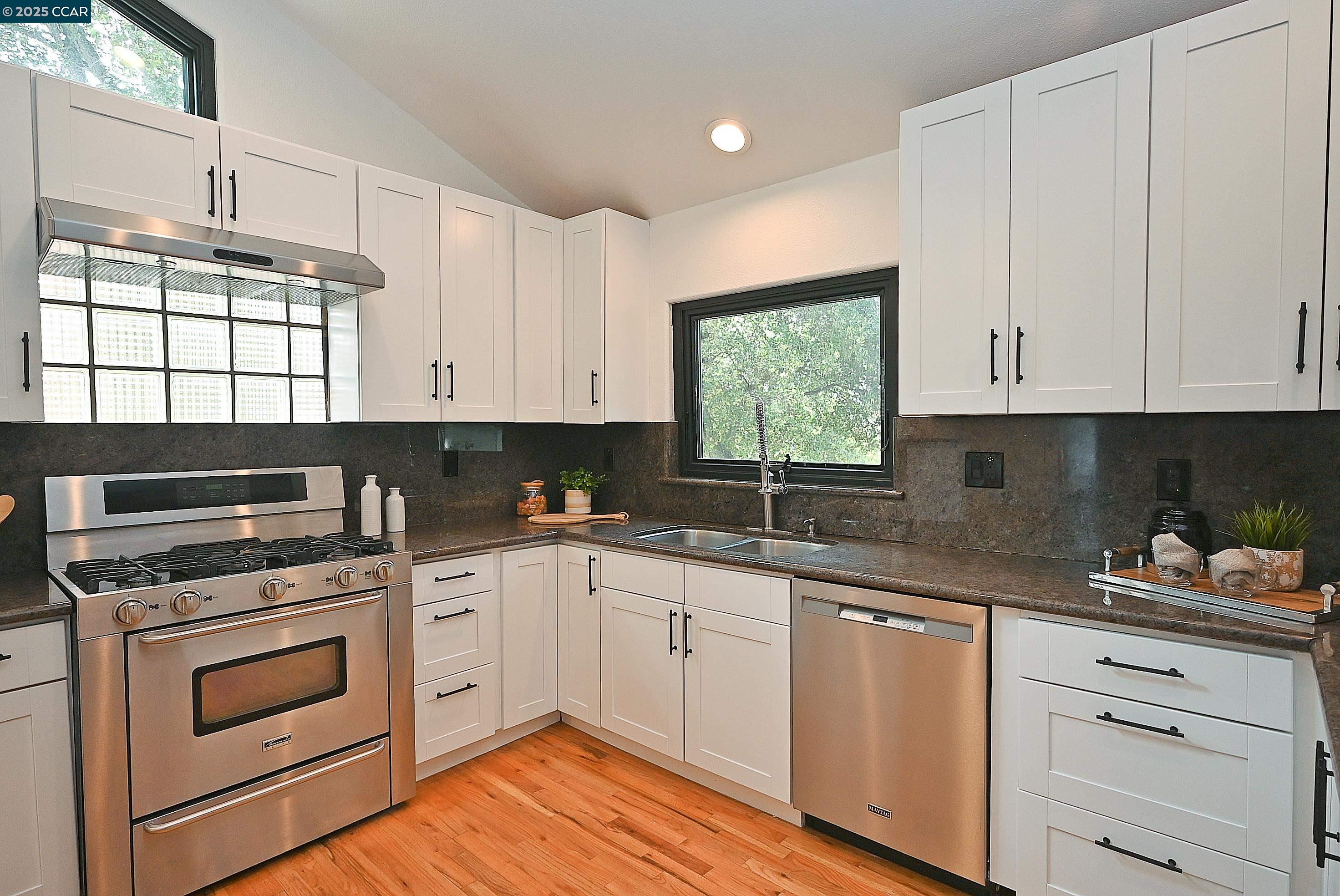Detail Gallery Image 21 of 50 For 7548 Altura Place, Oakland,  CA 94605 - 3 Beds | 3 Baths