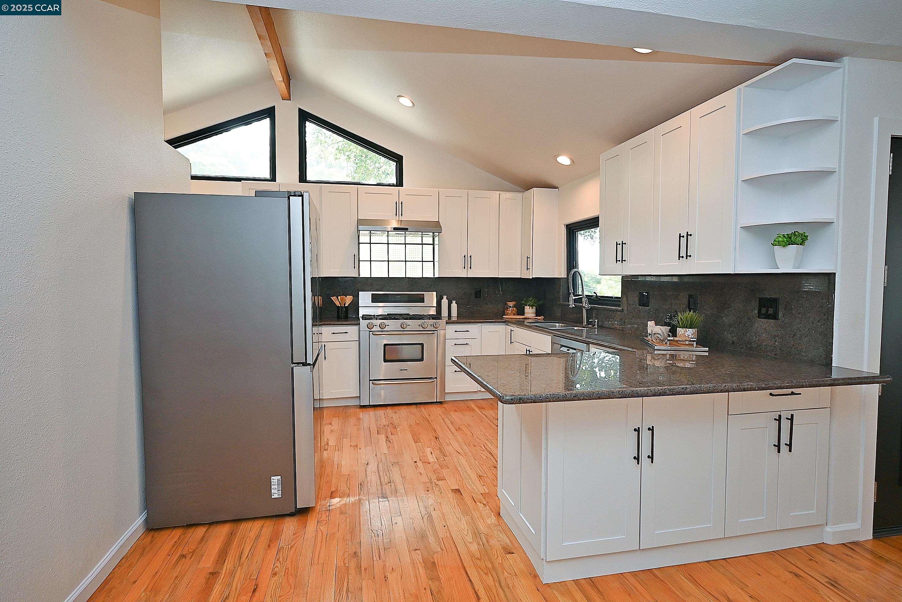 Detail Gallery Image 22 of 50 For 7548 Altura Place, Oakland,  CA 94605 - 3 Beds | 3 Baths