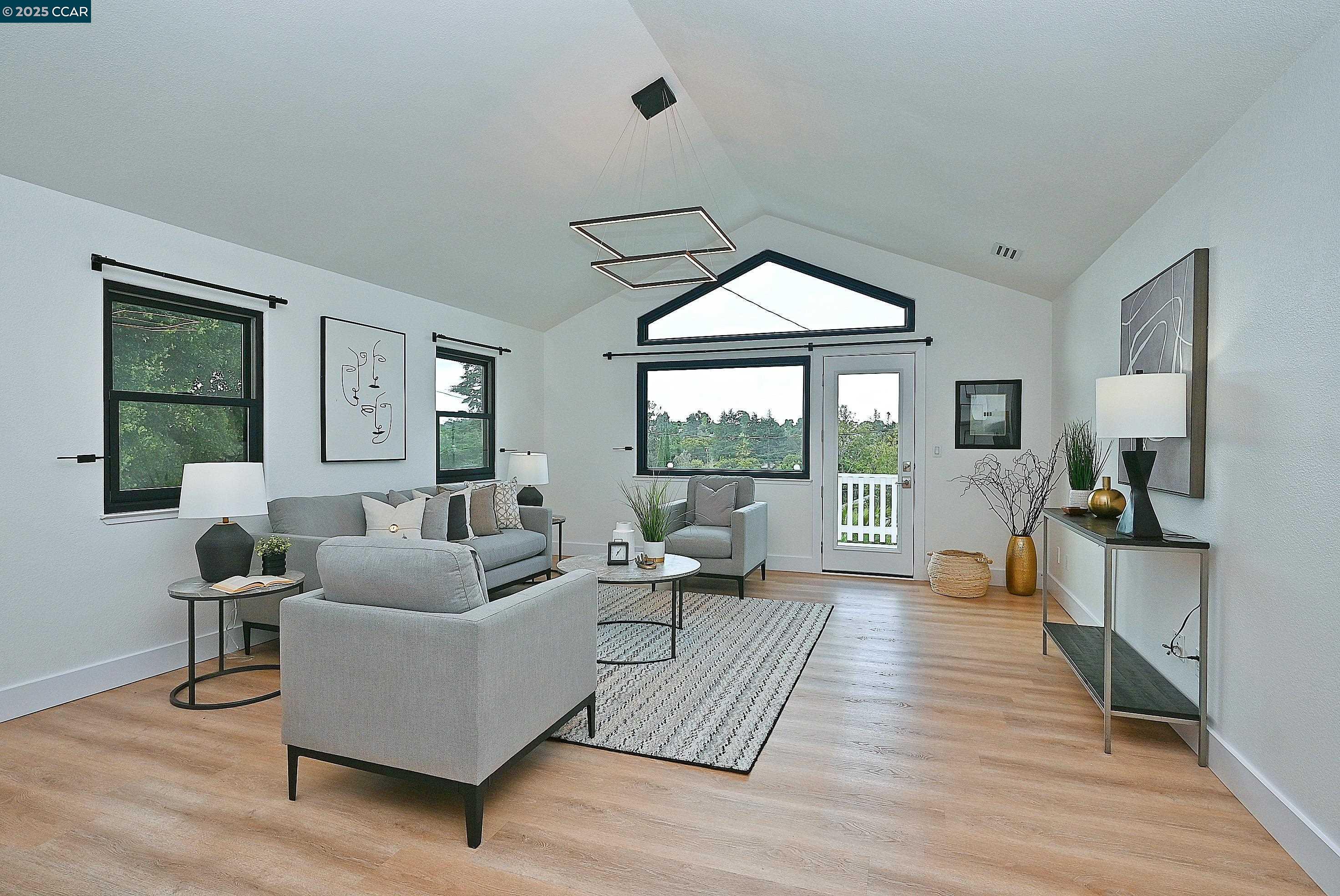 Detail Gallery Image 6 of 50 For 7548 Altura Place, Oakland,  CA 94605 - 3 Beds | 3 Baths
