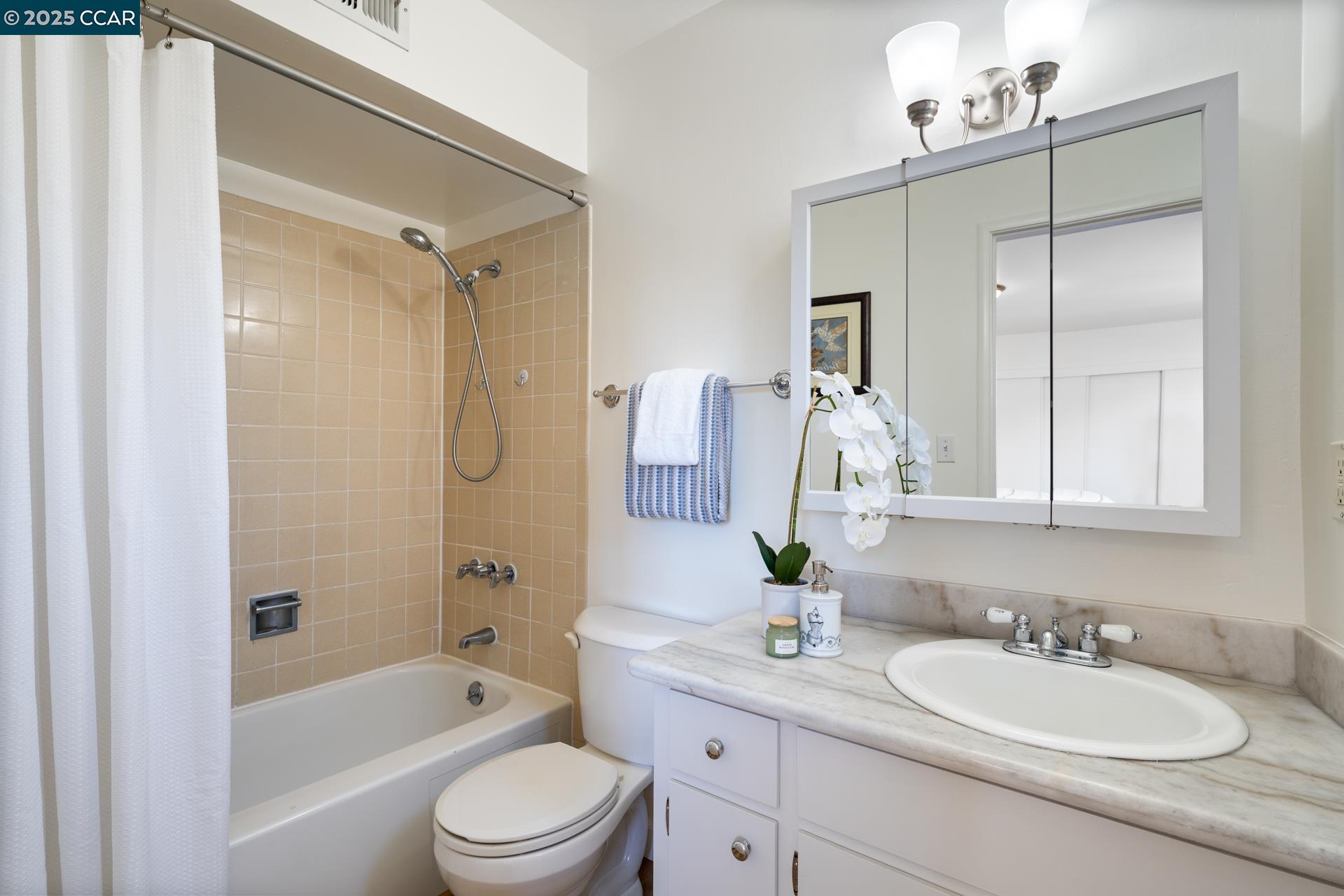 Detail Gallery Image 13 of 29 For 10 Moss Ave #34,  Oakland,  CA 94610 - 2 Beds | 2 Baths