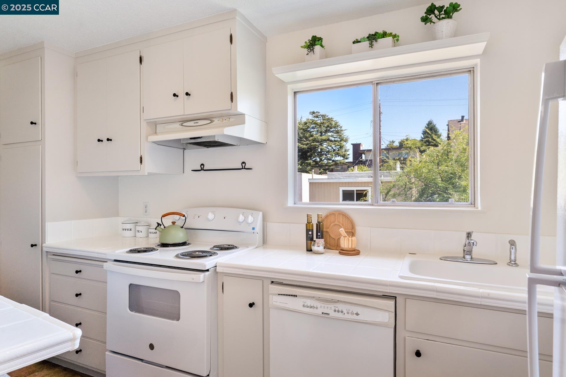 Detail Gallery Image 8 of 29 For 10 Moss Ave #34,  Oakland,  CA 94610 - 2 Beds | 2 Baths