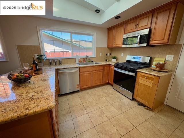 Detail Gallery Image 7 of 27 For 901 Helix Dr, Concord,  CA 94518 - 4 Beds | 2 Baths