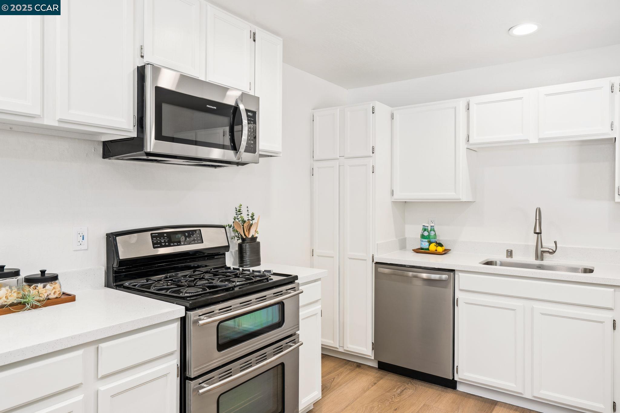 Detail Gallery Image 9 of 44 For 3225 Cowell Rd, Concord,  CA 94518 - 3 Beds | 2 Baths