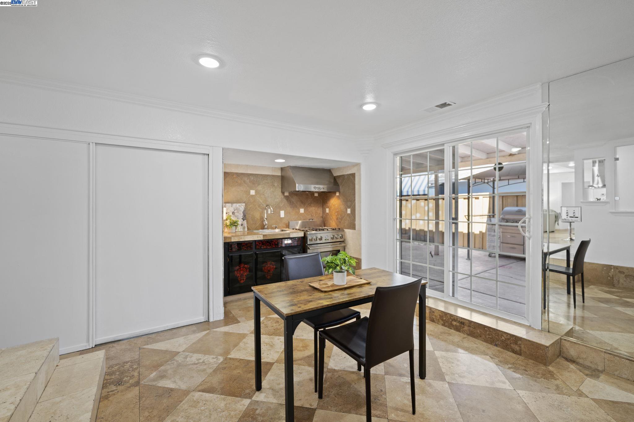 Detail Gallery Image 14 of 54 For 30565 Prestwick Ave, Hayward,  CA 94544 - 4 Beds | 3 Baths