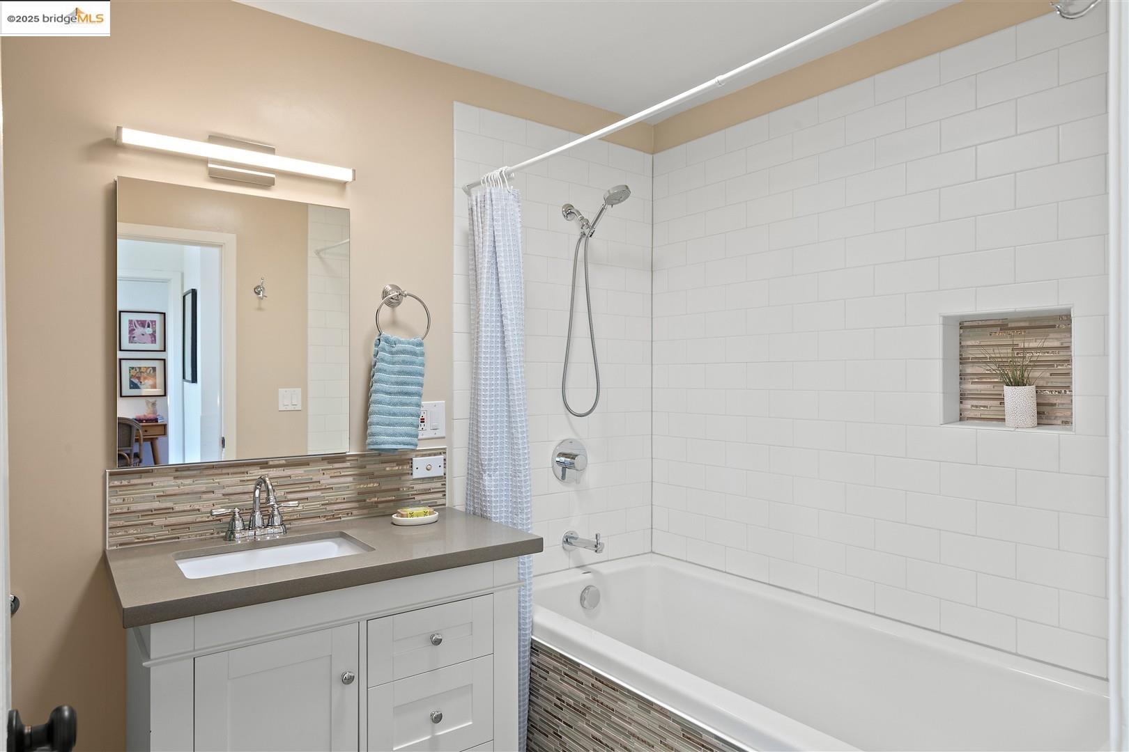 Detail Gallery Image 17 of 60 For 1000 Navellier St, El Cerrito,  CA 94530 - 3 Beds | 2/1 Baths