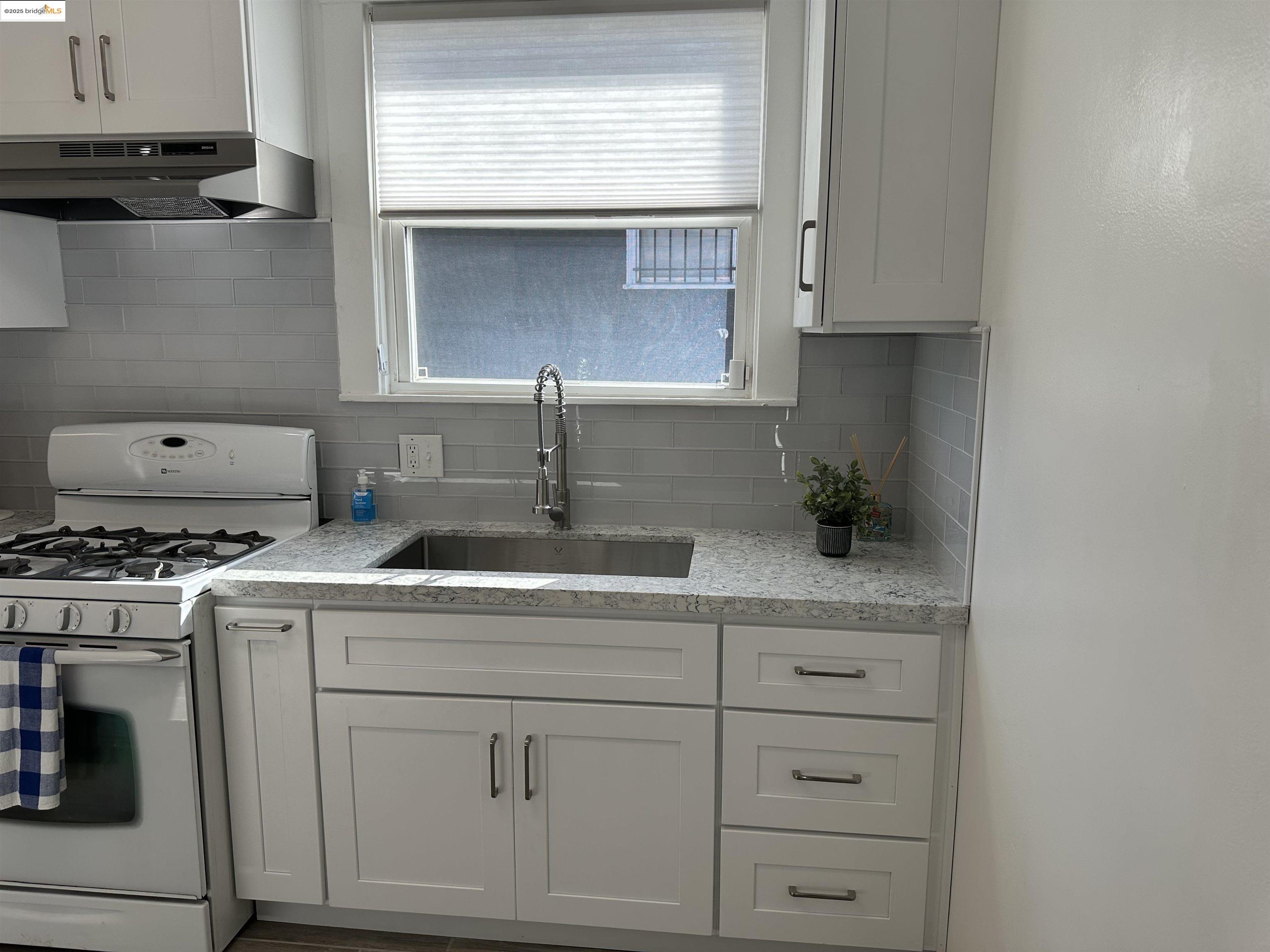 Detail Gallery Image 16 of 56 For 1937 87th Avenue, Oakland,  CA 94621 - 3 Beds | 1 Baths