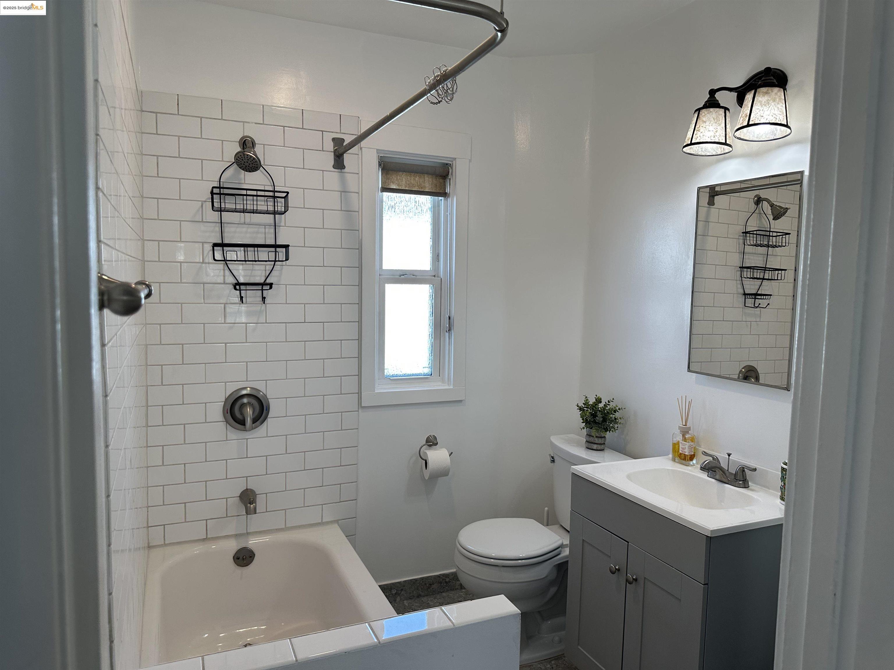 Detail Gallery Image 26 of 56 For 1937 87th Avenue, Oakland,  CA 94621 - 3 Beds | 1 Baths